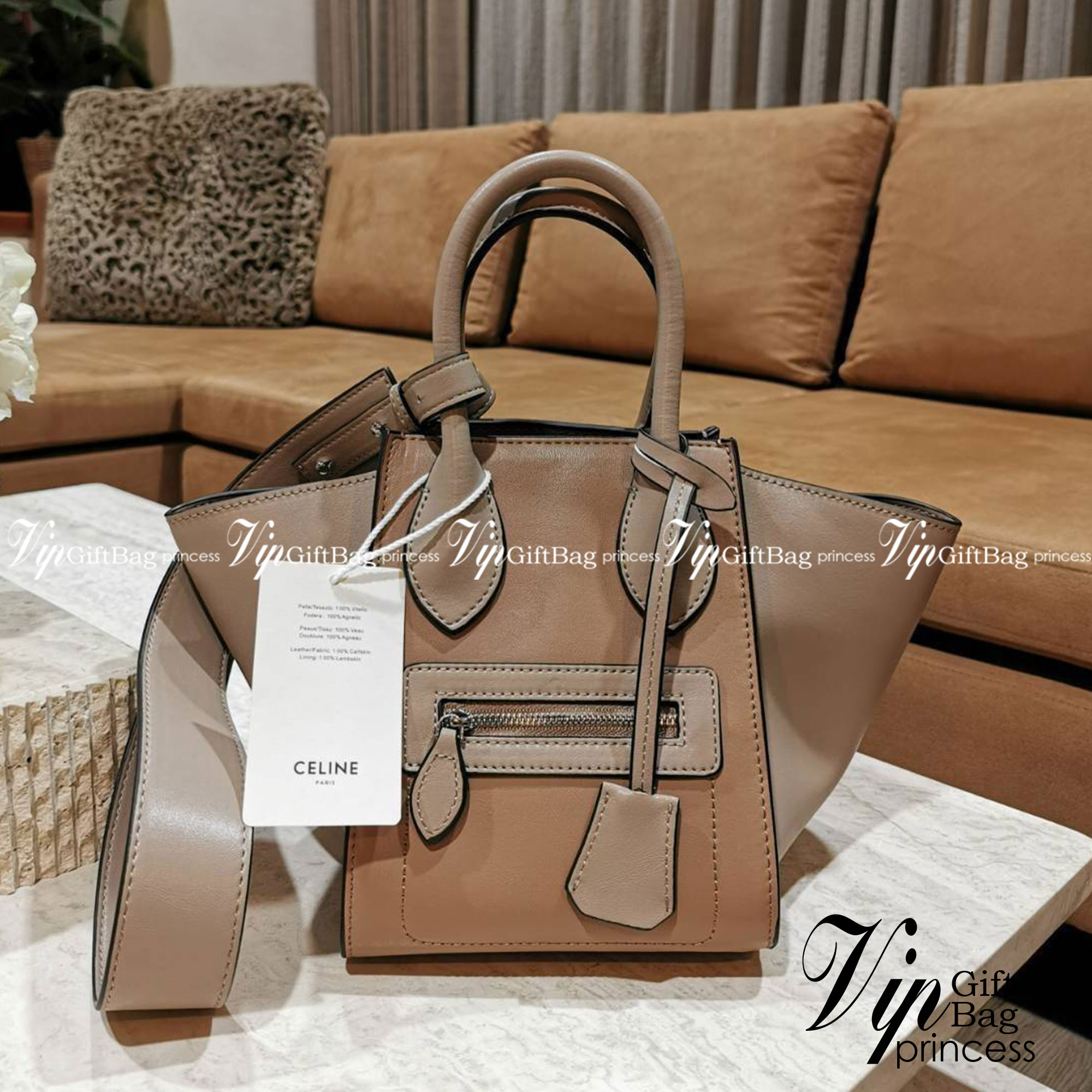 CELINE SHOULDER BAG VIP / CELINE LUGGAGE NANO Glossy Leather Handbag รุ่นนี้ Rare items หนังเรียบสวยสีทูโทนเรียบหรู ขนาดกำลังดี น้ำหนักเบา ด้านหน้ามีหนึ่งช่องซิป ด้านข้างดีไนส์ทรงปีกสามารถปรับขยายทรงได้ ภายในโล่งกว้าง มีช่องซิป มีตะขอเกี่ยวปากกระเป๋า ใส่ก