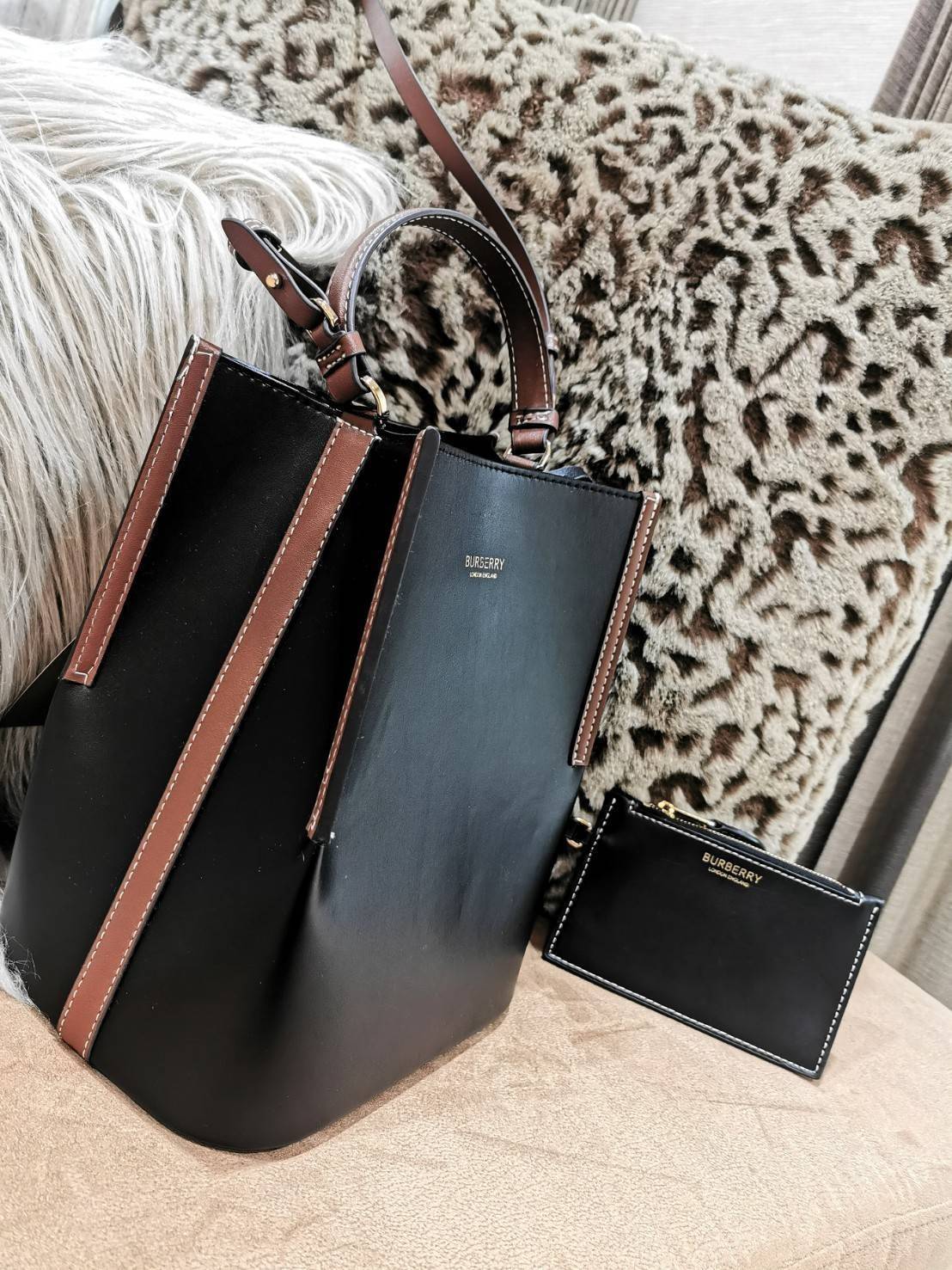 BURBERRY FRAGRANCES BUCKET BAG GIFT WITH PURCHASE พรีเมี่ยมกิ๊ฟ Limited Edition จาก BURBERRY PERFUME วัสดุหนังแท้ CalfSkin สวยหรูอยู่ทรง มาพร้อมกระเป๋าคลัชเล็กเข้าชุดกันสายคล้องสามารถถอดแยกใช้ได้ ภายในโล่งกว้างและจุสามารถใส่กล้อง มือถือ ของใช้ได้เยอะ หูจั