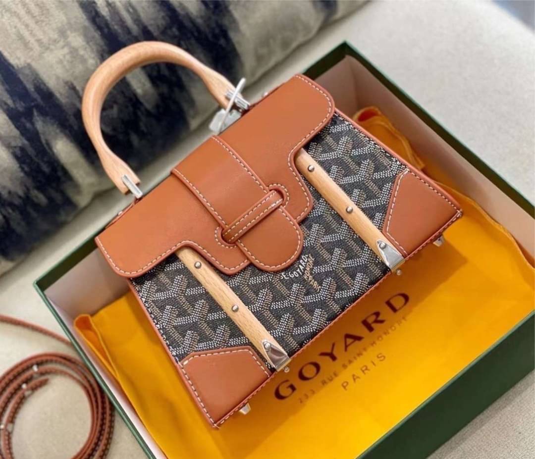GOYARD Saigon Structure Mini Bag คุ้มค่าและ exclusive ที่สุดกระเป๋าทรงโท้ทไซส์มินิ ดีไซน์ล้ำ โดดเด่นด้วยรูปทรงและมือจับไม้สังเคราะห์ ที่ไม่เหมือนใคร และเพิ่มลูกเล่นด้วยสายคาด ใช้งานได้ทุกสถานการณ์ หยิบใช้วันไหนๆ ก็ตอบโจทย์ได้หมดน้า