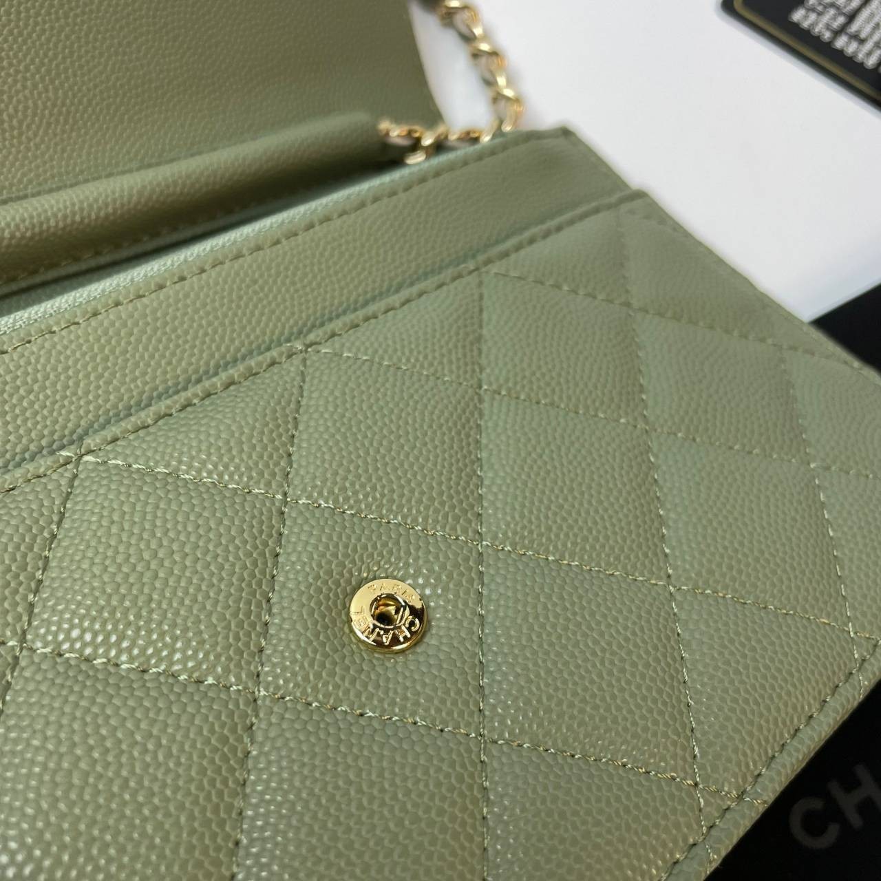 VIP 】หนังแท้ CHANEL WOC style โทนสีพาสเทล กระเป๋าสะพายทรงสวยตลอดกาล วัสดุหนังลายคาเวียร์ เนื้อนุ่ม อยู่ทรงคุณภาพดีตามแบบฉบับของแบรนด์ น้ำหนักเบา ด้านหน้ามีโลโก้แบรนด์อะไหล่หรู มีช่องใส่บัตร ใส่ของจุกจิก เปิดปิดด้วยฝาปิดกระดุม ซับในหนัง ตัวจริงสวยมากๆถูกใจ