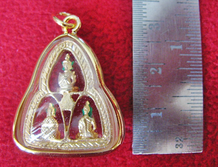 จี้พระแก้วมรกต3ฤดู ล้อมเพชรเลี่ยมทองไมครอนพร้อมใบคาถาค่ะ