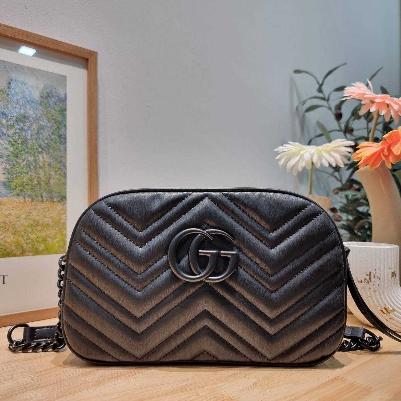 GG MARMONT SMALL SHOULDER BAG 🖤 อีกหนึ่งรุ่นในตำนาน ฮิตไม่เลิก กับกระเป๋าสะพายข้างรุ่นคลาสสิค รูปทรงกล่อง สวยใช้งานสะดวก อะไหล่สีดำดูแพง สะพายขับผิว
