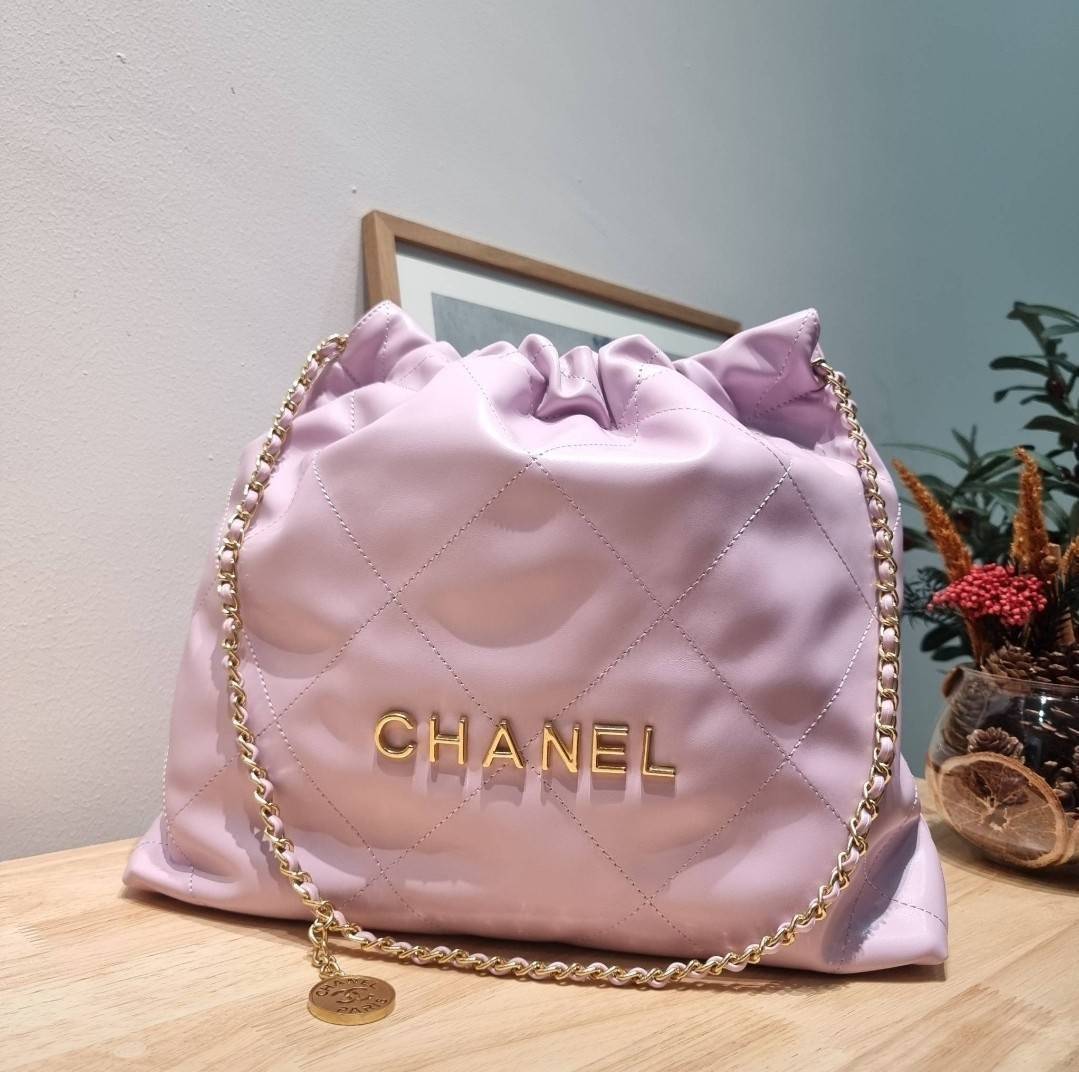 Chanel 22 bag เกินต้านที่สุดกับไอเท็มนี้ ที่สาวๆหรือใครๆก็ต้องมีแล้ว!! แค่เห็นก็หลงรัก กระเป๋าทรงสวย ดีเทลเรียบแต่มีความหรูแอบซ่อนอยู่ ด้วยดีไซน์สายสะพายโซ่สีทอง และโลโก้อันโดดเด่น