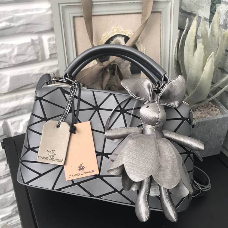 ☃ #กระเป๋าจากงานOutletแท้ 🎈#ภาพถ่ายจากงานขายจริงทั้งหมดนะคะ 🎄 สีเข้าใหม่รุ่น หายากคะ 👍ทรง speedy ขายดี น่ารักมาก สี Metallic grey ( สีเทาเข้มคะ ) มาพร้อมกระต่ายเข้า set เลิศคะ กระเป๋า จากแบรนด์ David Jones กระเป๋าสะพายข้างดี