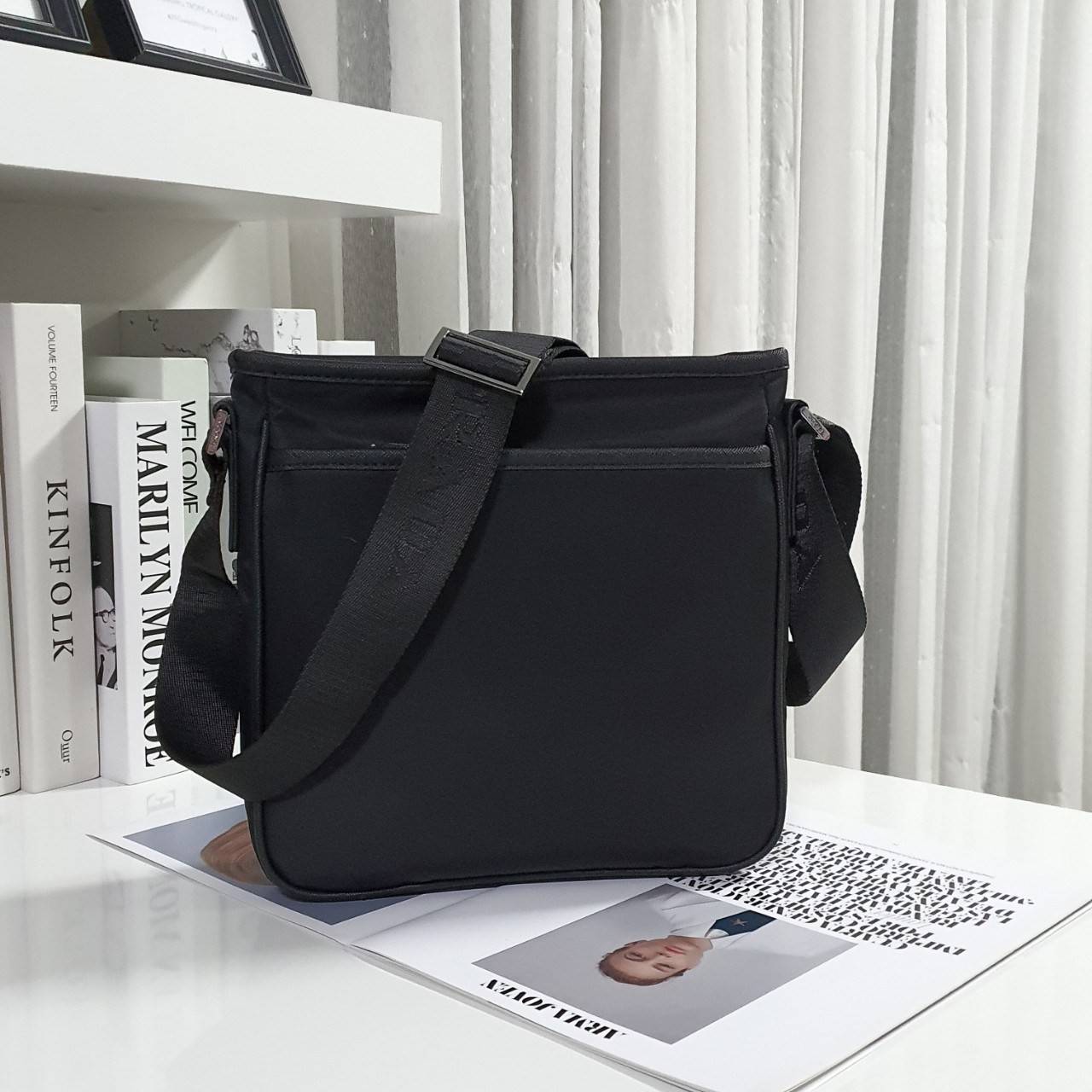 PRADA Re-Nylon logo-plaque messenger bag พร้อมส่งรุ่นใหม่ จากแบรนด์Prada ทรง Messenger ทรงยอดฮิตของคุณผู้ชายเลยค่ะ วัสดุทำจากผ้าNylon อย่างหนา กันน้ำได้คะ มีโลโก้แบรนด์อยู่ข้างหน้า ตัวกระเป๋าอยู่ทรง อะไหล่เงินทั้งใบ ด้านในบุผ้าลายแบรนด์อย่างดี เปิดปิดด้วย
