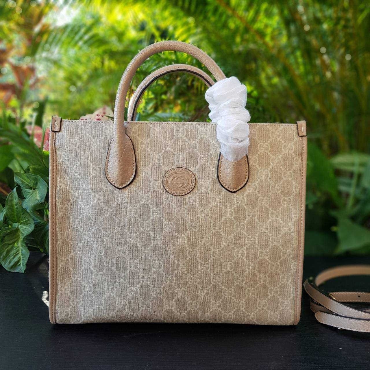 GUCCI Small tote bag with Interlocking G กระเป๋าทรงTOTE ใบใหญ่สุดหรูหรา คลาสสิค จุของได้เยอะ มาพร้อมสายสะพายยาว สามารถถอดเก็บได้ ใช้ได้ทุกโอกาส เป็นอีกรุ่นที่โดดเด่นมากๆ