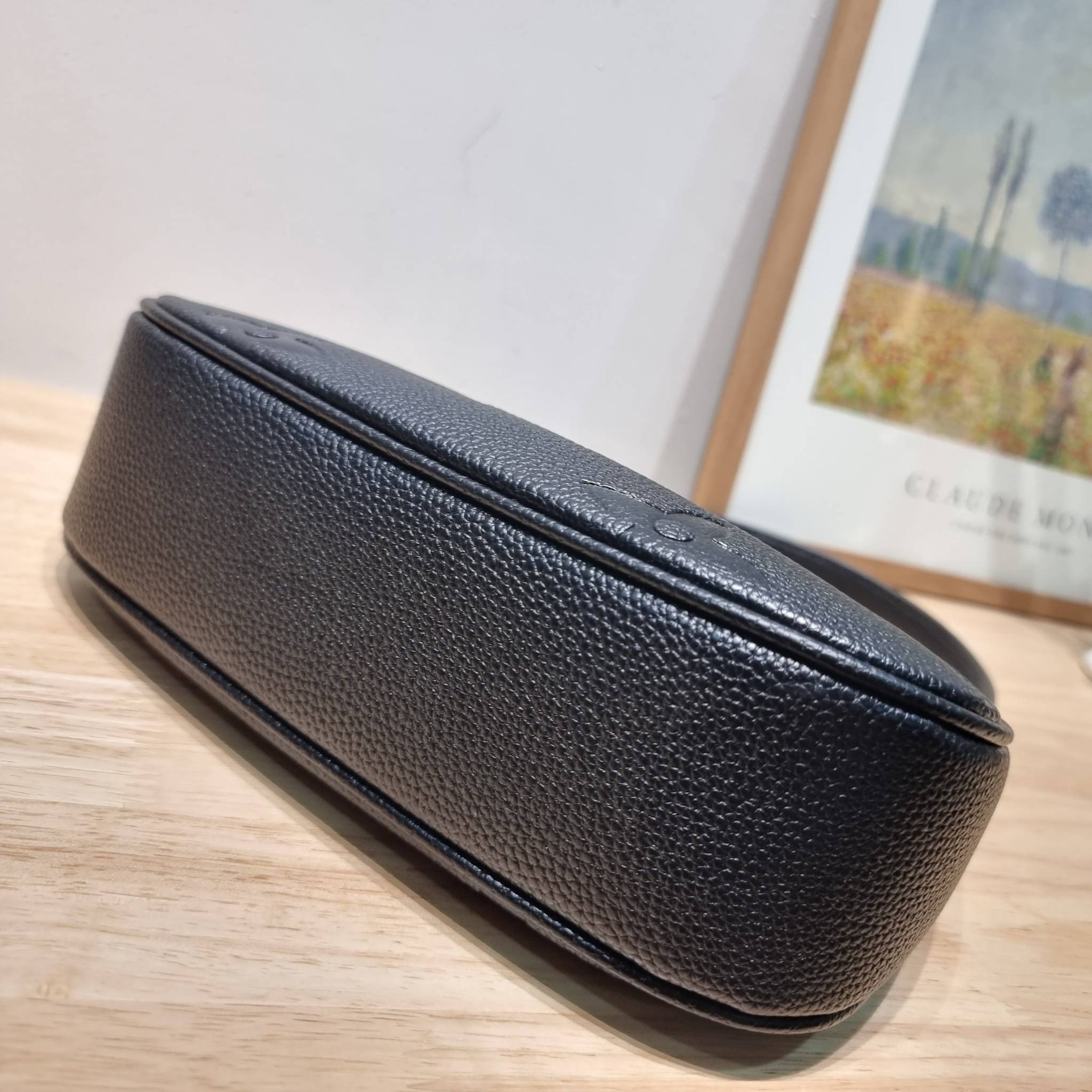 LV Mini Moon Monogram Empreinte Leather ใหม่ล่าสุด สวยสับ สวยตัวแม่ ไอเท็มเก๋ๆ ใบเดียวก็เลิศ กับกระเป๋าสะพายทรงพอช ขนาดกำลังน่ารัก พกพาง่าย รูดใช้งานสะดวกด้วยซิป ภายในเป็นช่องโล่ง มีช่องซิป ส่วนสายสะพายปรับสั้นยาวได้ตามเหมาะสม ดูดี ดูแพงทุกสี