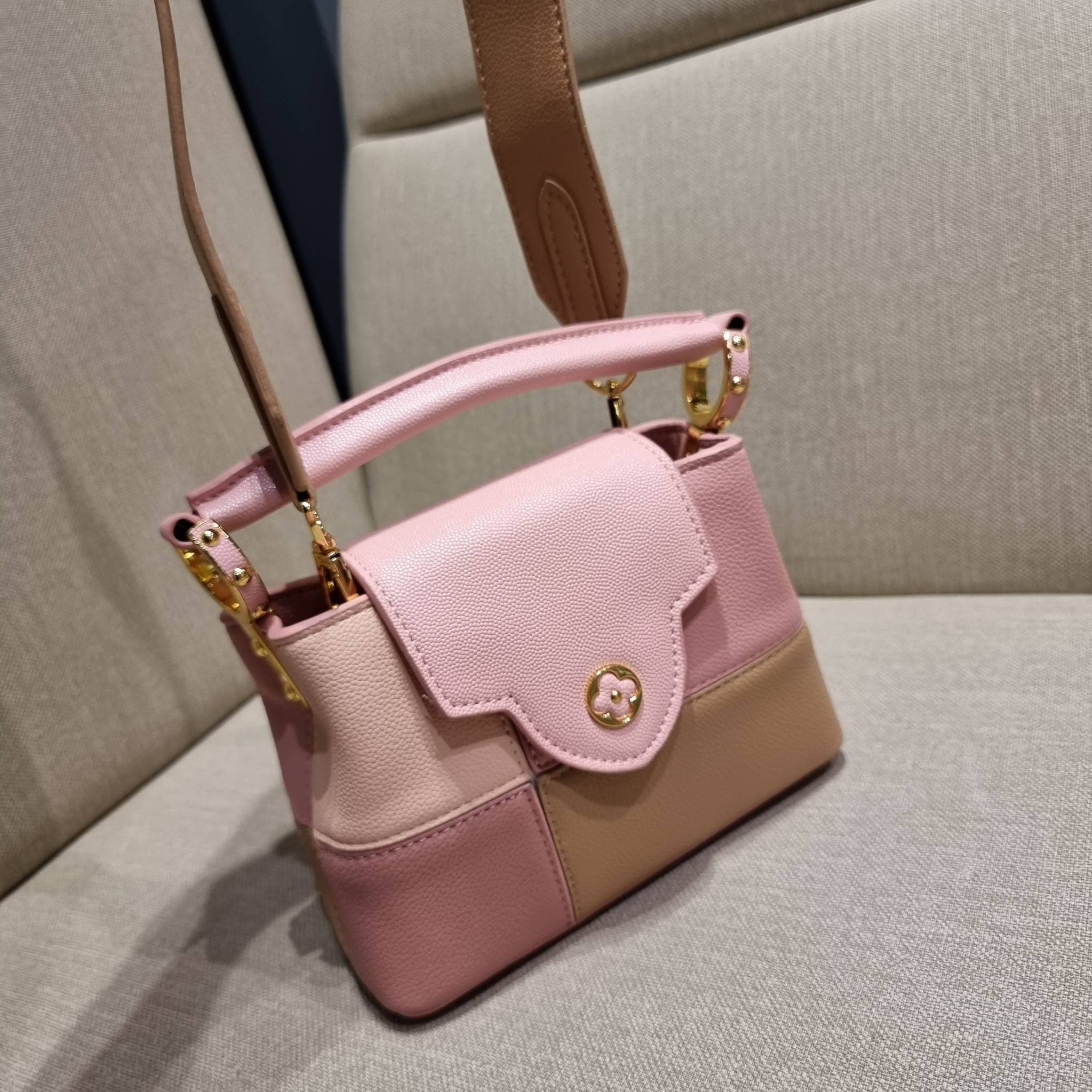 LV capucines mini top handle VIP ที่สุดของความสวยในราคาเบาๆ กระเป๋าถือสุดหรู ดีไซน์ทรงคลาสสิค ที่รอบนี้มาในไซส์มินิ ดีงามม้ากกกก!! มาพร้อมหูจับในตัว ด้วยรูปทรงวินเทจและวัสดุหนังลูกวัว ขับผิว ทำให้ไอเท็มนี้สะกดทุกสายตาจริงๆ และยังมีลูกเล่นที่ฝาปิดกระเป๋า ท