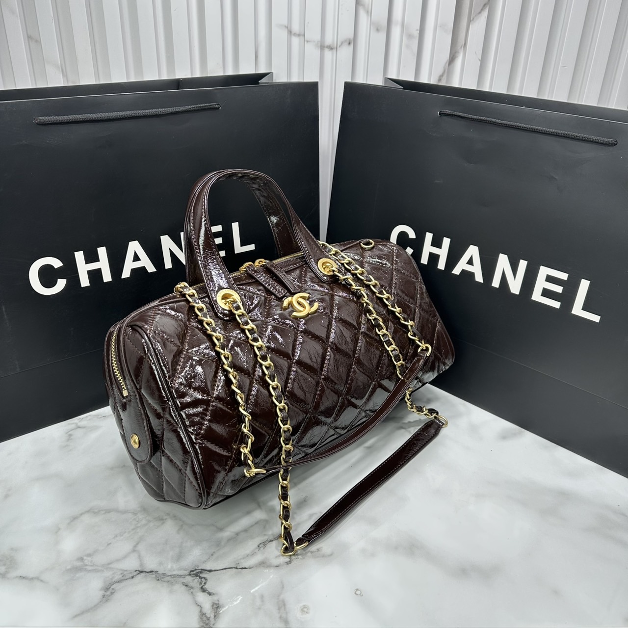 ORI หนังแท้ | Chanel Large Bowling Bag Crumpled Leather / Chanel Keepall Bag กระเป๋าถือ กระเป๋าสะพายรุ่นใหม่ล่าสุด ดีไซน์หนังยับเงา รูปแบบเรียบหรูหราใช้งานง่าย สวยงามตามแบบฉบับแบรนด์