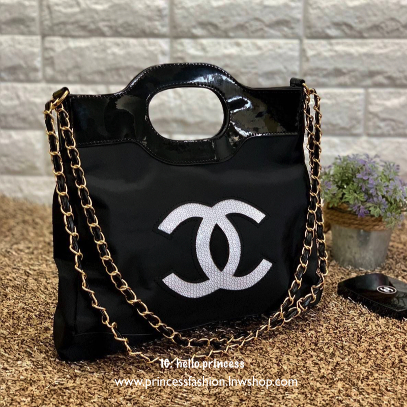 CHANEL PRECISION CHAIN BAG VIP. GIFT กระเป๋าถือหรือสะพาย วัสดุ nylon หูหิ้วหนังแก้ว ด้านหน้าประดับ logo brand ปักเลื่อม เปิดปิดแบบ กระดุมแม่เหล็ก ภายในโล่ง ใส่ iPad และของใช้ได้จุ ระเป๋าสตางค์ใบยาวได้สบายๆ หรือของอื่นๆได้จุทีเดียวค่ะ มีช่องซิปเล็ก ซัปในลา