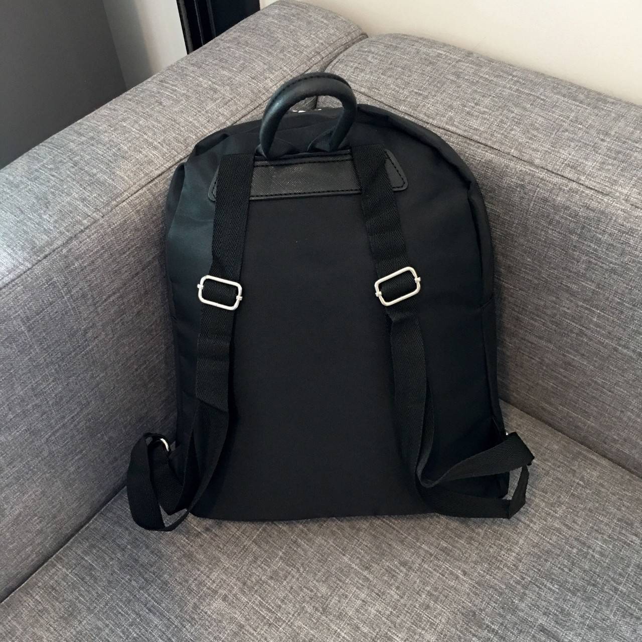 CHANEL VIP GIFT NYLON BACKPACK กระเป๋าเป้ Limited Edition VIP Gift With Purchase (GWP) ของเเท้จาก Chanel Perfumes Counter วัสดุ NYLON เนื้อหนาสีดำตัดโลโก้แบรนด์สีขาว เปิดปิดด้วยซิป หัวซิปแบรนด์ ขนาดกำลังดี น้ำหนักเบา กันนำ้ดูแลรักษาทำความสะอาดง่าย มีหูหิ้