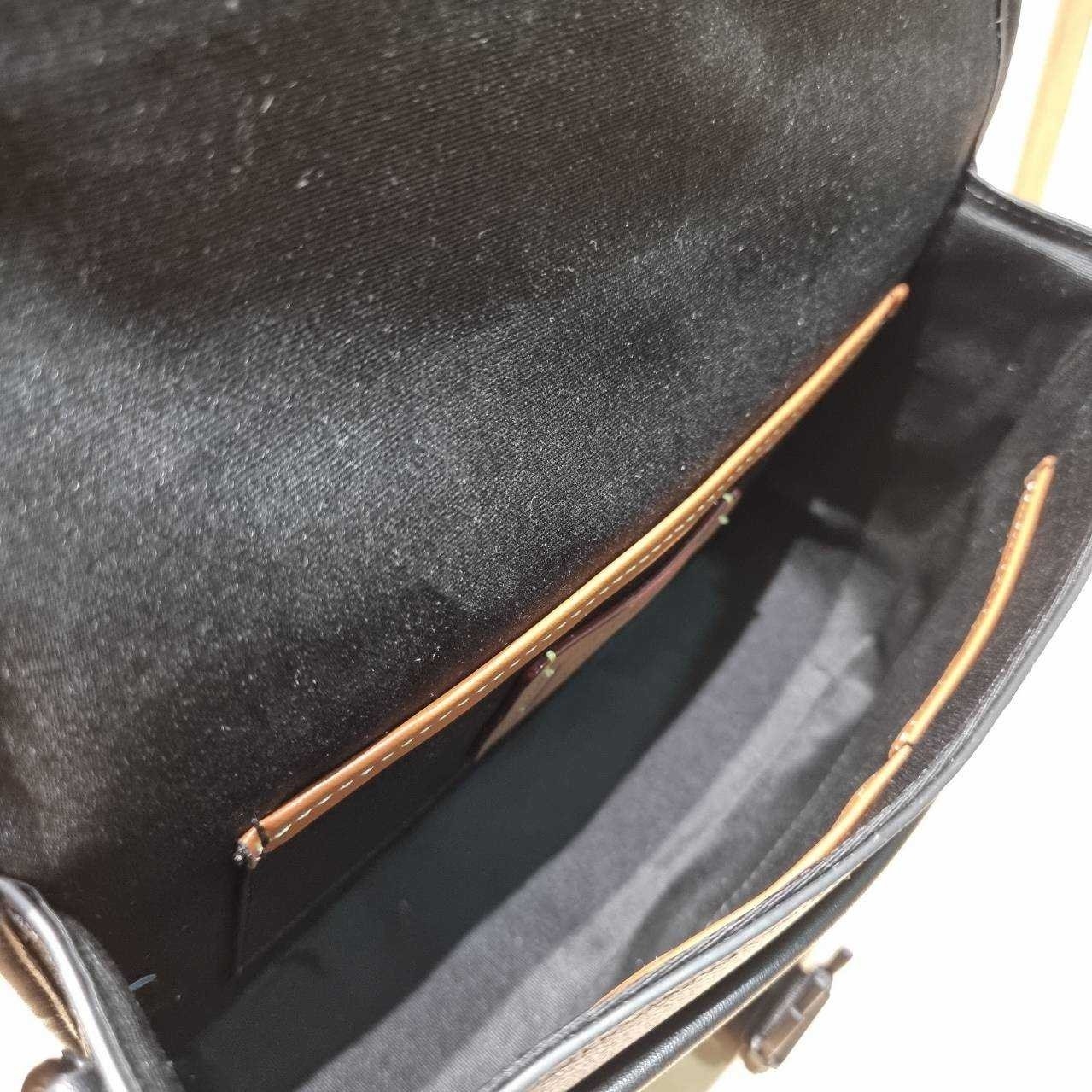 COACH CU202 LEAGUE MESSENGER BAG IN SIGNATURE CANVAS กระเป๋าสะพายทรง messenger สุดฮอต ที่ดีไซน์รูปแบบให้สปอร์ตขึ้น และหรูขึ้น แต่ยังคงคลาสสิค ขนาดใบใหญ่กำลังดี