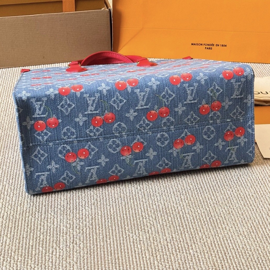LV OnTheGo MM Monogram cherry denim 35cm กระเป๋าสะพายทรงโท้ทใบใหญ่ จุของได้เยอะ ไอเท็มสุดโดดเด่นมีชีวิตชีวา ด้วยเดนิมวินเทจปักลายเชอร์รี่สีสันสดใสสะดุดตาสะท้อนสไตล์ไอคอนิก
