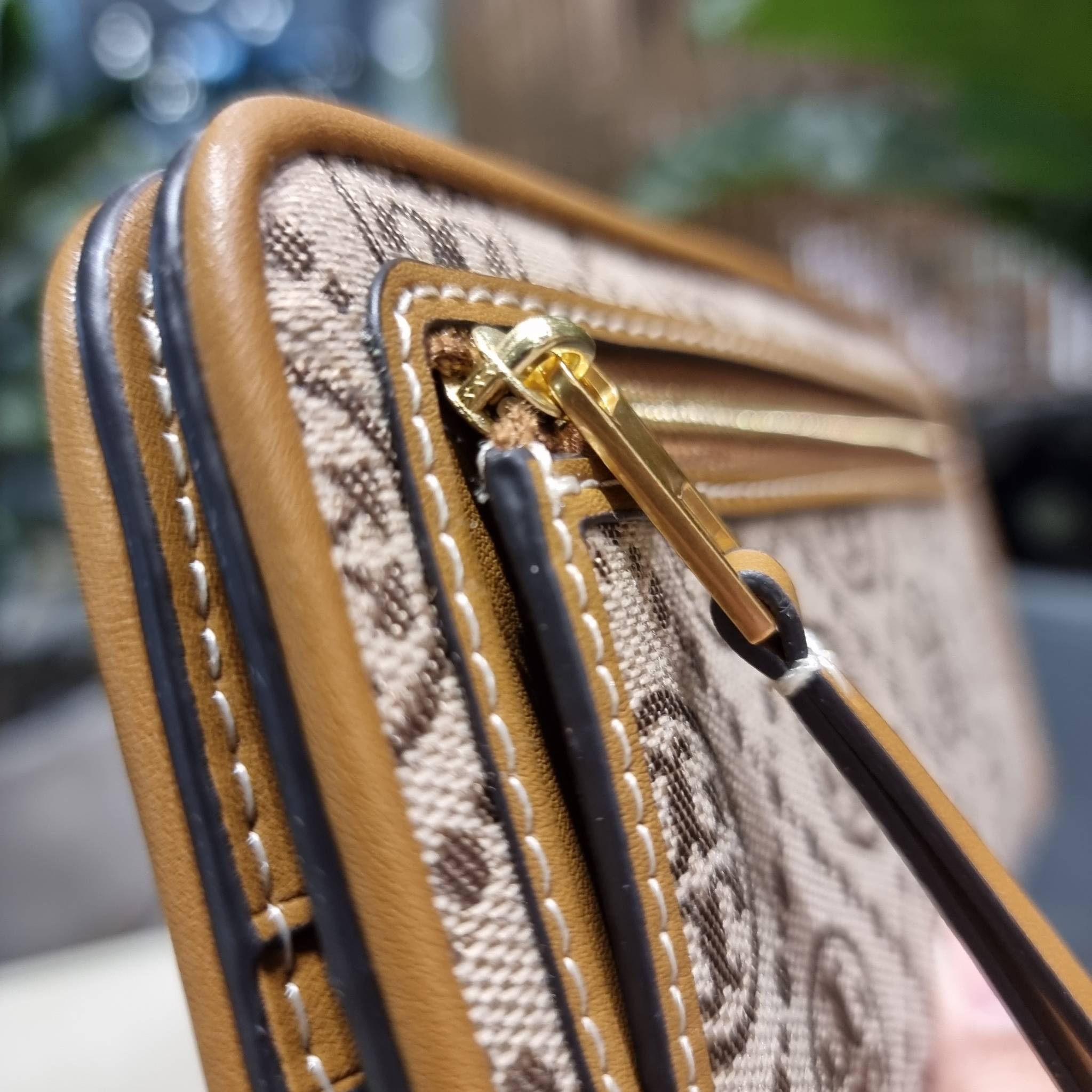 TORY BURCH T MONOGRAM JACQUARD SLIM WALLET ของดีมีให้ที่นี่แบบจัดเต็ม กระเป๋าสตางค์ใบยาว รุ่นสลิม สวยหรู ขนาดกำลังเหมาะมือ ถือแล้วขับผิว วัสดุผ้า jacquard ตัดสลับหนังแท้ ภายในสวยคมม้าก!! มีช่องใส่บัตรได้แบบเน้นๆ และช่องใส่ธนบัตรได้ ด้านหลังมีช่องซิปอีกหนึ