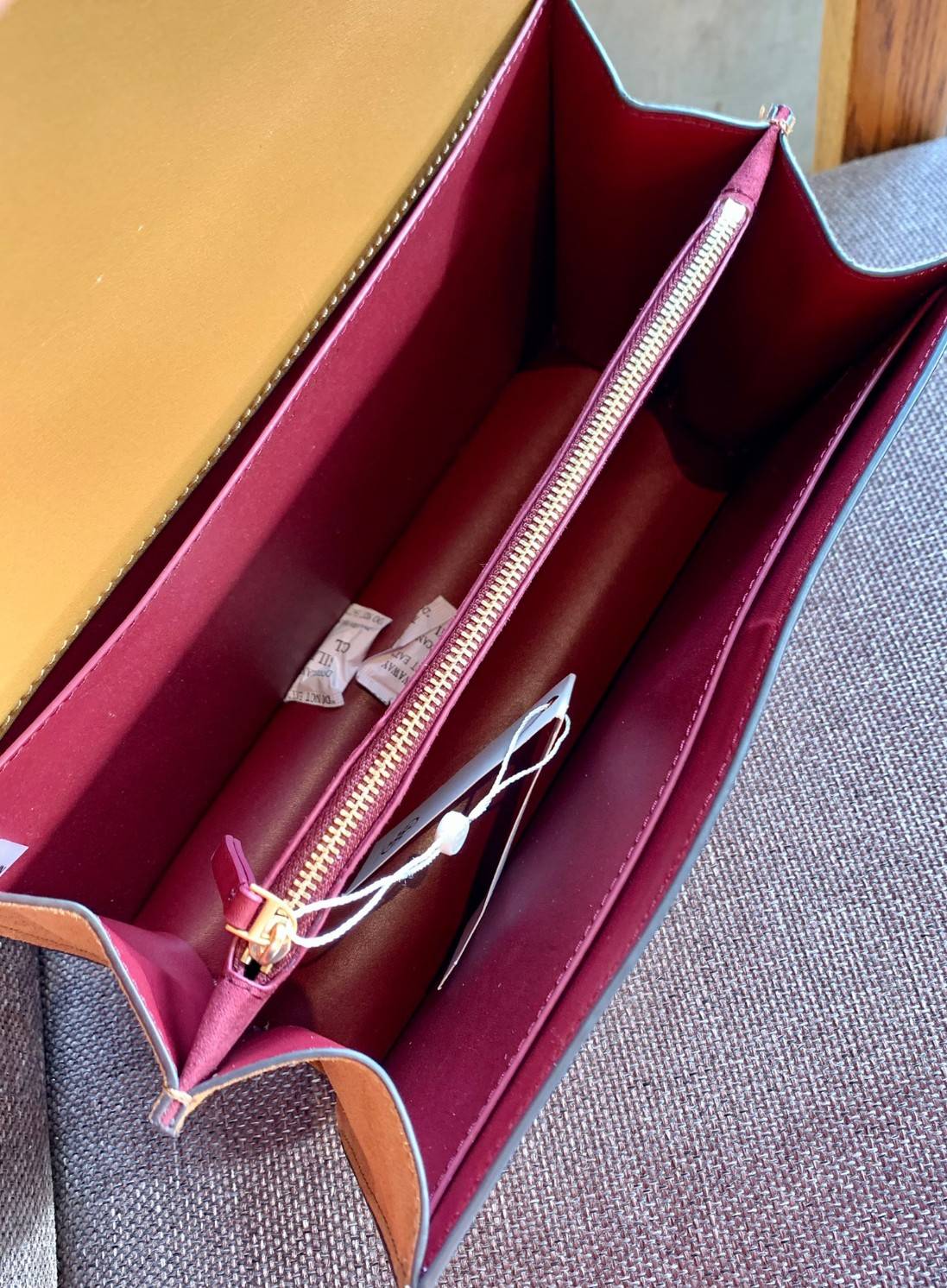 คุณภาพจัดเต็มกันเลยค่าา😘Tory Burch T Monogram Jacquard Shoulder Bag ห้ามพลาด! กระเป๋าสะพายแบบครอสบอดี้ร์ วัสดุJacquard+หนังแท้ชั้นดี ได้ลงตัวสวยงาม รูปแบบร่วมสมัยตามแบบฉบับแบรด์ได้ดีทีเดียวค่ะ! เปิดปิดกระเป๋าแบบอะไหล่แบรนด์ล็อคแม่เหล็ก