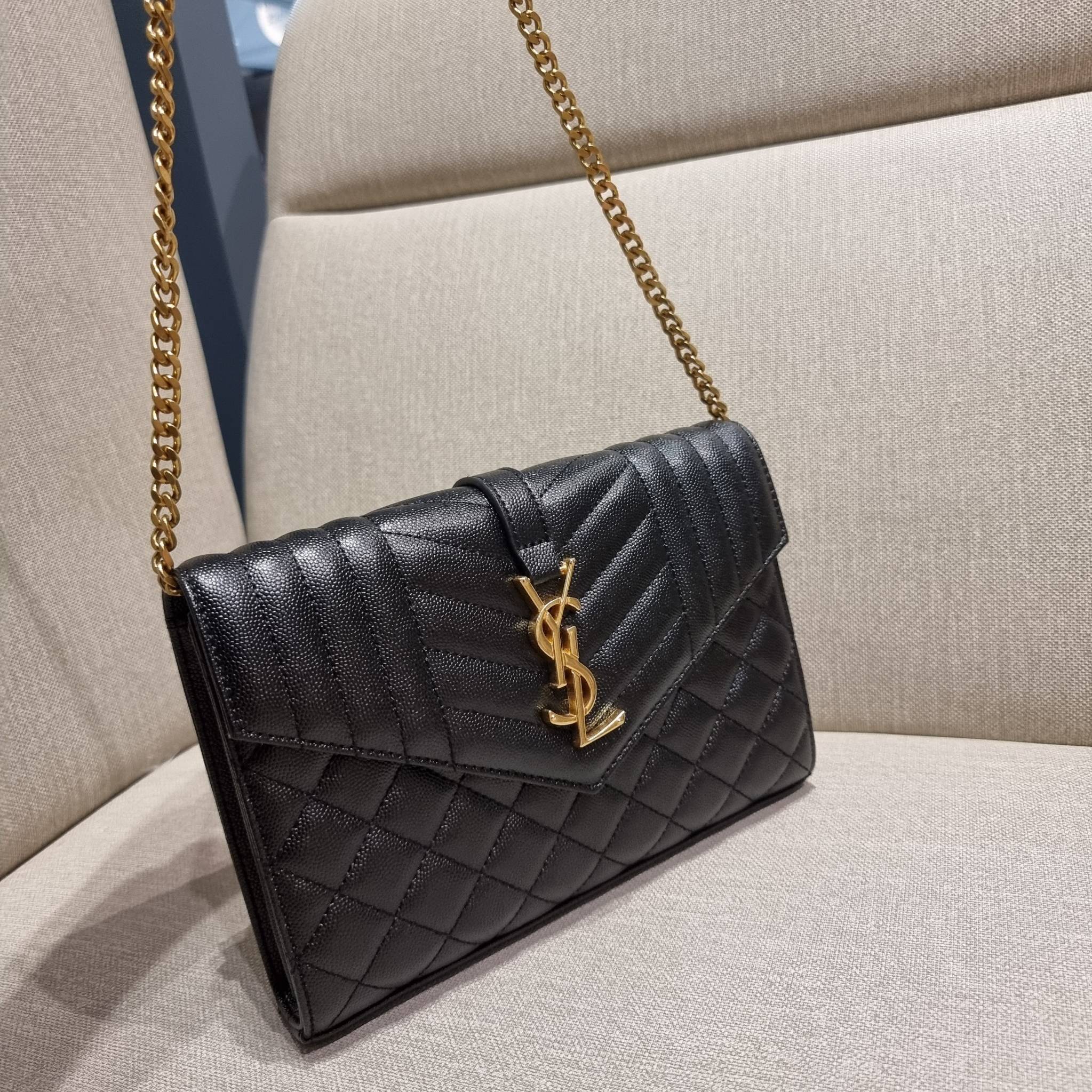 Yves Saint laurent envelope quilted with chain / YSL WOC กระเป๋าสะพายทรง woc สุดฮอต ในดีไซน์ใหม่ ดีเทลเย็บสวยคม โดดเด่นกว่าใครแน่นอน วัสดุหนัง pepble ทนทาน ใช้งานง่ายเพียงแค่เปิด-ปิดด้วยกระดุมแม่เหล็ก ภายในแบ่งสัดส่วนได้ดี มีช่องใส่บัตร มีช่องซิป ใส่มือได