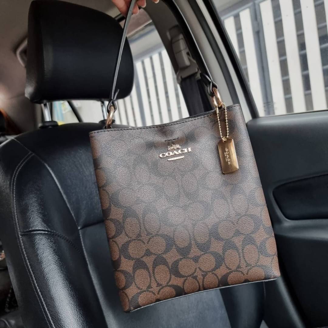 COACH 2312 SMALL TOWN BUCKET BAG IN SIGNATURE CANVAS รุ่นยอดนิยมใบเล็กมาครบสีแล้วจ้า กระเป๋าทรงบัคเก็ต สีผู้ดี๊ผู้ดี ตัวกระเป๋าดีไซน์คลาสสิคลายซี ดูโดดเด่น วัสดุหนังแคนวาสเคลือบลาย สวยคมทุกมุมจริงๆ!! เปิด-ปิดด้วยกระดุมแม่เหล็กทั้ง 2 ฝั่ง ภายในเป็นช่องโล่ง