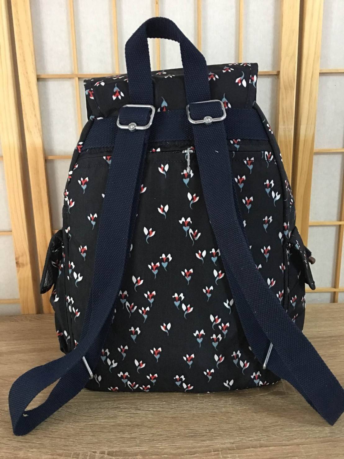 กระเป๋า Kipling รุ่น City Pack ไซส์ L ขนาดใหญ่พอเหมาะสำหรับการเดินทาง มาพร้อมช่องกว้างขวางจุสัมภาระของคุณได้อย่างจุใจ และช่องจัดเก็บอีกหลากหลายรูปแบบ ดีไซน์ลวดลายนำสมัย เติมแต่งสีสันและชีวิตชีวา นับเป็นอีกหนึ่งกระเป๋าเป้ที่พร้อมให้คุณได้สะพายออกไปข้างนอกไ