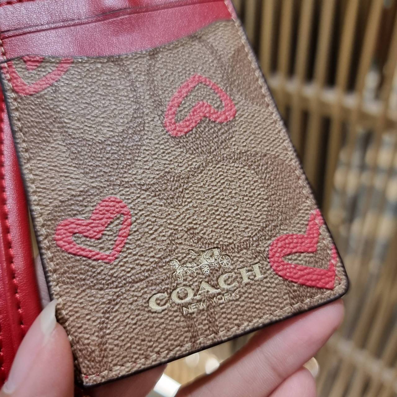 COACH C3305 ID LANYARD IN COLORBLOCK SIGNATURE CANVAS ง่ายๆแบบไม่ธรรมดา!! คลาสสิคแต่มีดีเทลโดดเด่น!! กระเป๋าถนอมบัตร พร้อมสายคล้องคอ ดีไซน์ลวดลายสวย ดูดีทุกแบบ ใช้งานง่าย พกพาสะดวก จะใส่บัตรพนักงาน บัตรเครดิต บัตรปชช. ใบขับขี่ และบัตรอื่นๆที่อยากจะใส่!! ต
