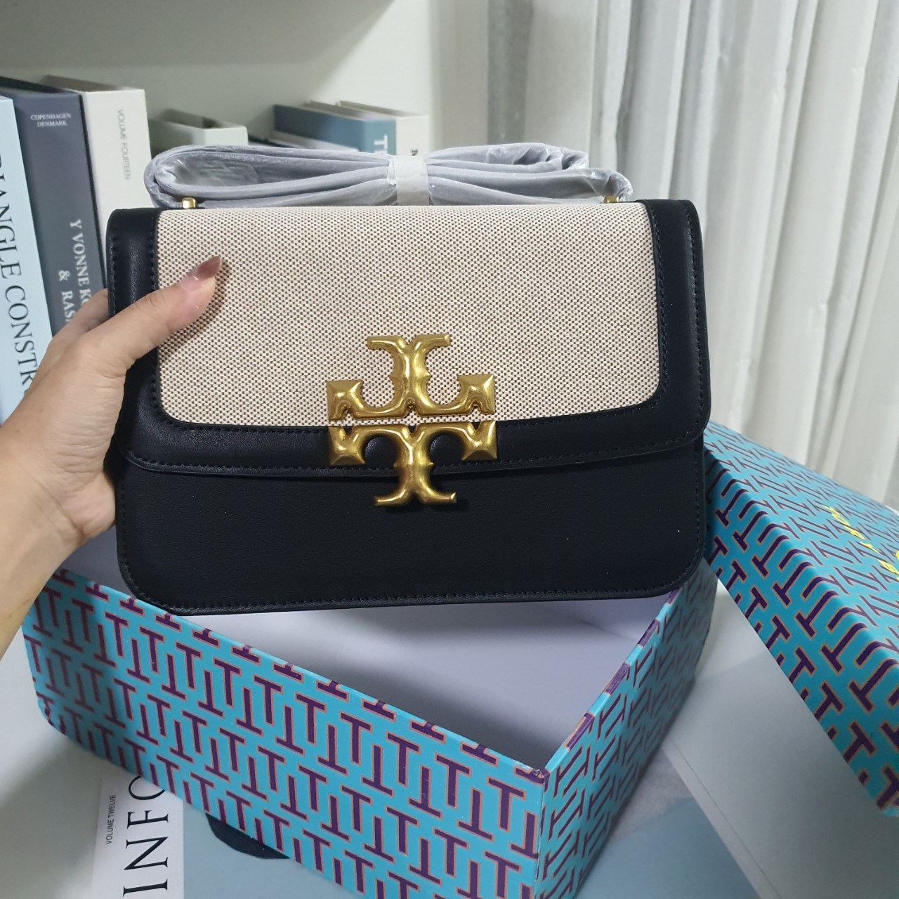 ของแท้ 💯% TORY BURCH ‘ELEANOR’ SHOULDER BAG กระเป๋าสะพายข้าง ไซส์กำลังน่ารัก วัสดุทำจากผ้าCanvas สลับหนังแท้ ฝาพับเปิดปิดด้วยแผ่นแม่เหล็ก มีช่องเล็กแยกอีกหลายช่อง ใส่โทรศัพท์ สมุดบัญชีได้