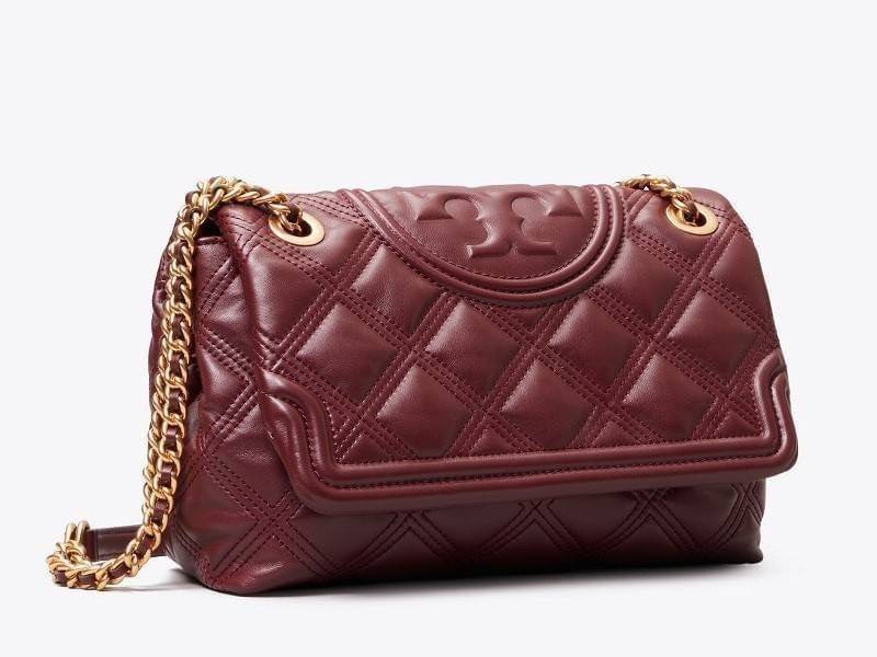 TORY BURCH FLEMING SOFT CONVERTIBLE SHOULDER BAG รุ่นหายากที่สาวๆตามหา มาพร้อมเสิร์ฟความสวยถึงบ้านไปเลยจ้า รอบนี้คัดสีสวยๆมาให้ได้ช้อปกันอย่างจุใจไปเลย กระเป๋าสะพายไหล่ หนังแท้นิ่มเต็มใบ สวยหรูดูแพง เปิด-ปิดด้วยตัวกดล็อคแน่นหนา สายสะพายในตัวปรับใช้ได้ 2 แ