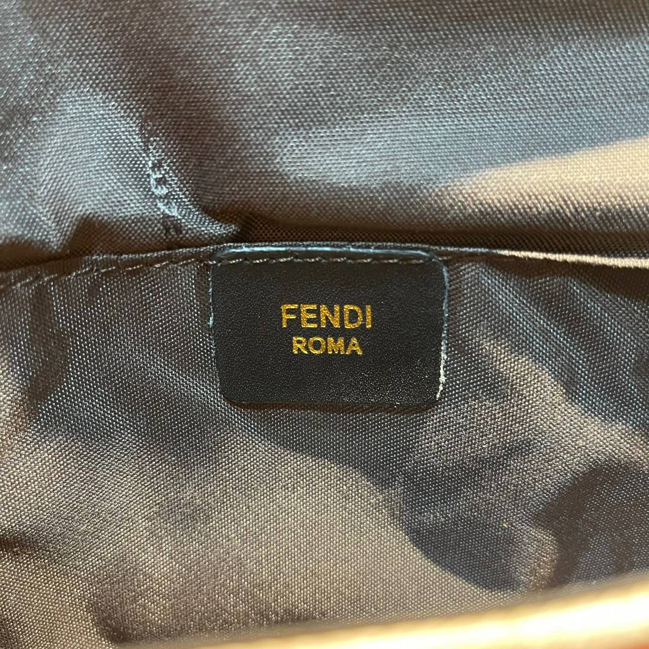 หนังแท้ Fendi Wallet On Chain With Pouches leather mini-bag กระเป๋าสะพายข้างทรงเหลี่ยมตกแต่งด้วยโลโก้ Fendi กระดุมแป๊ก มาพร้อมกระเป๋าด้านในแบบถอดได้ถึง 2ใบ สุดคุ้ม พร้อมสายโซ่และสายสปอร์ตถอดออกได้ ไอเท็มนี้ไม่ควรพลาดเลยค่าา