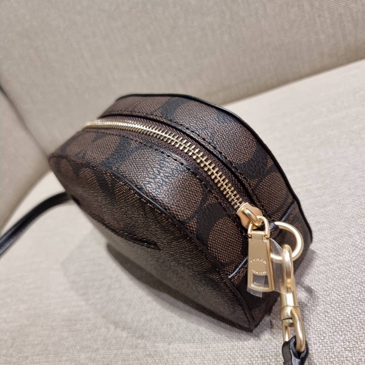 COACH 2628 MINI SERENA CROSSBODY IN SIGNATURE CANVAS ใหม่ที่สุด!! พร้อมส่งทุกสีเด็ด!! ย่อส่วนกระเป๋าสะพายคอลเลคชั่นยอดฮิต มินิเซเรนา ที่รับรองว่าน้องน่ารักม้ากกก!! ขนาดเล็กกุ๊งกิ๊ง แต่ดีเทลยิ่งใหญ่ วัสดุหนังแคนวาสเคลือบลาย เปิด-ปิดด้วยซิป สะดวกใช้ ภายในเป