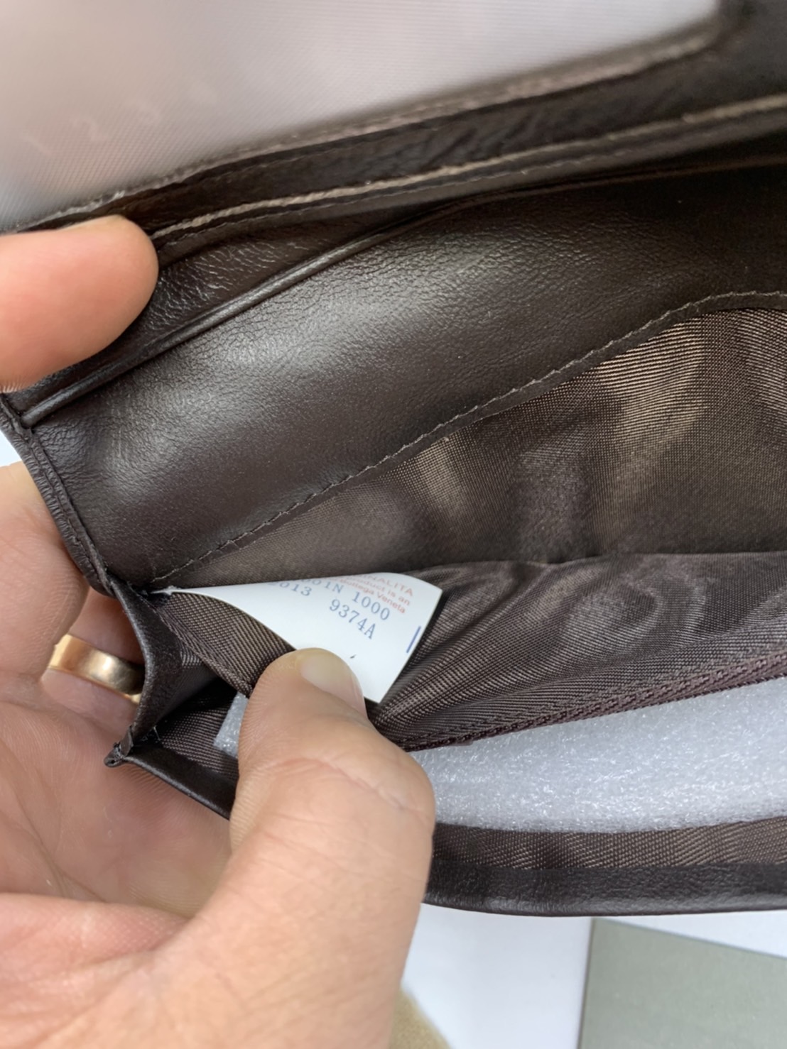 หนังแท้ BOTTEGA VENETA LONG WALLET / BV LONG WALLET / BV Wallet พร้อมส่งที่ไทย กระเป๋าสตางค์ใบยาว 2 พับ รุ่นตามหา มาเท่าไหร่ไม่เคยพอเลยค่า เป็นรุ่นคลาสสิกที่หยิบมาใช้งานได้บ่อยที่สุด งานหนังลูกวัวแท้ทั้งใบ ใช้ทนทานได้นาน ใช้ทนทานได้นานภาพสินค้าถ่ายจากงานข