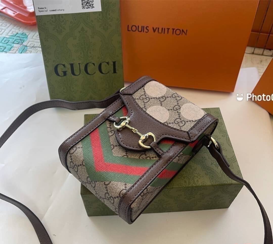 VIP 】GG CANVAS AND LEATHER CROSS-BODY PHONE BAG พร้อมส่งที่ไทย Brown canvas Brown Ophidia GG Supreme mini bag from GUCCI featuring an adjustable shoulder strap, a foldover top, a GG Supreme pattern, a Web stripe to the front and a gold-tone Double G plaqu