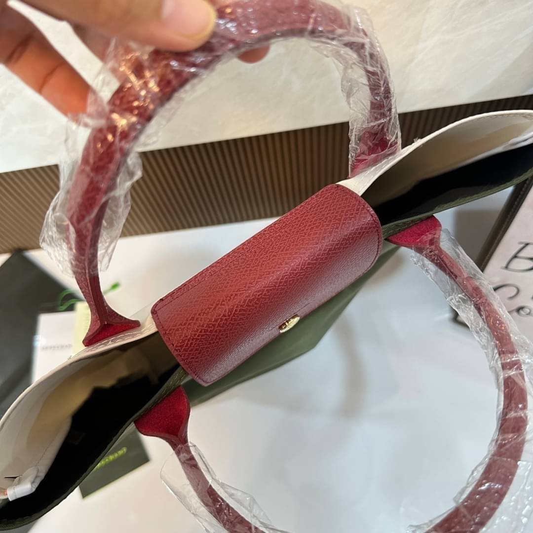 LONGCHAMP LE PLIAGE RE-PLAY TOP HANDLE BAG สินค้ารุ่นลิมิเต็ด collection สุดปัง ซื้อใบเดียวเหมือนได้2 ใบ กระเป๋าสะพายแนวตั้งที่กว้างขวาง มีเอกลักษณ์เฉพาะตัวแต่มีดีไซน์ที่น่าดึงดูด