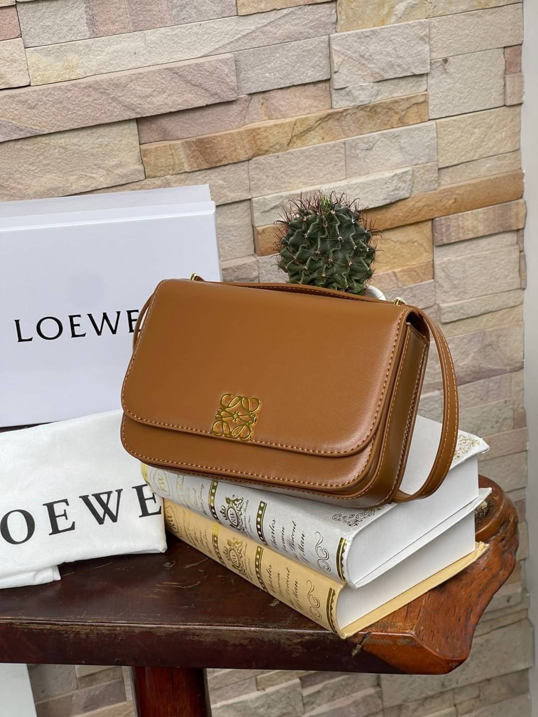 small : LOEWE Goya anagram small leather shoulder bag มาทำความรู้จักทุกดีเทลของ กระเป๋า GOYA ไอเท็มใบใหม่ล่าสุดจาก Loewe ด้วยรูปทรงกล่องอันคลาสสิกที่มาพร้อมรายละเอียดอันน่าค้นหา ด้วยรูปทรงบ็อกสุดคลาสสิก พร้อมโครงสร้างที่กะทัดรัดเปี่ยมไปด้วยสเน่ห์น่าค้นหา 