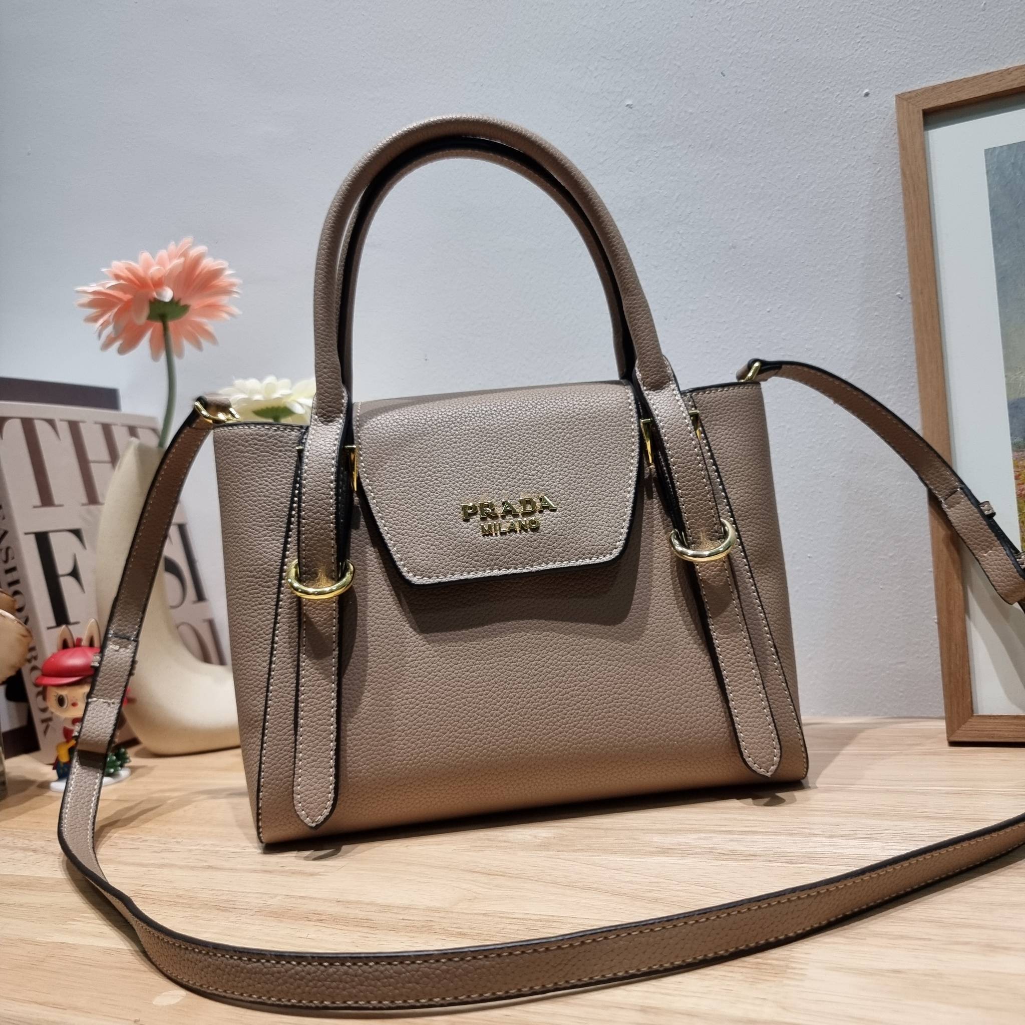 PRADA Saffiano leather bag / Prada leather bag กระเป๋าถือ/สะพายล่าสุด ที่ดีไซน์เรียบหรู สวยคมชัด เต็มไปด้วยดีเทลน่าใช้ สายคล้องไหล่ที่สามารถถอดออกได้