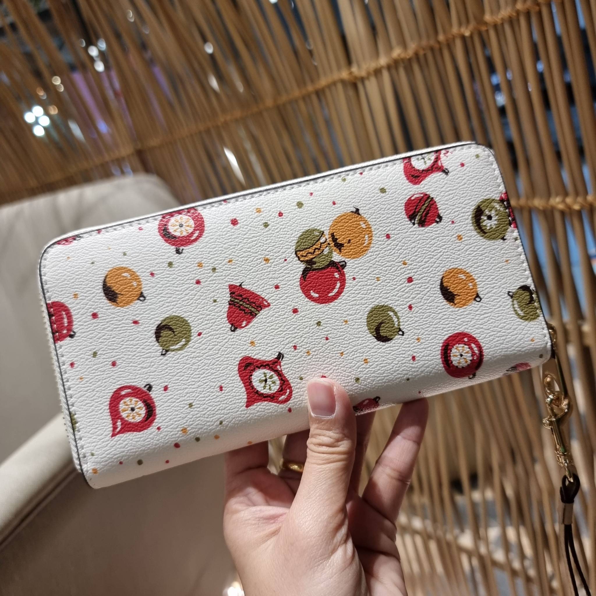 COACH C7410 LONG ZIP AROUND WALLET WITH ORNAMENT PRINT ความสวยต้องส่งต่อ!! คอลเลคชั่นใหม่ 2IN1 คุ้มค่าแบบที่สุด กระเป๋าสตางค์กึ่งคล้องมือ ดีไซน์ลวดลายสดใส น่ารักน่าใช้ คลาสสิคใช้ง่าย ไม่มีเบื่อ วัสดุหนังแคนวาสเคลือบลาย มาพร้อมสายคล้องมือ ถอดออกได้ ภายในใส