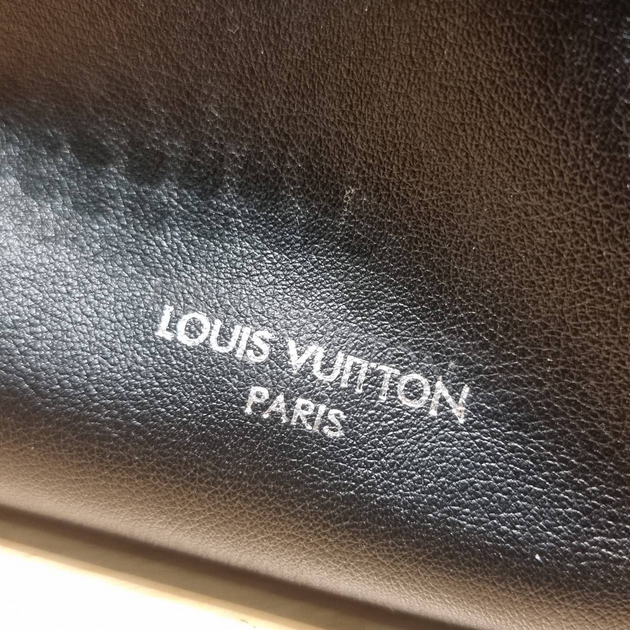 LV CARRYALL CARGO VIBE ใหม่ล่าสุด กระแสกระเป๋าไวบ์คาร์โก้มาแรงสุดๆ ดีไซน์สีดำคลาสสิค มีดีเทลลูกเล่นแซมลวดลายกิมมิค ทำให้กระเป๋าดูโก้และดูติดแกลมมาก เหมาะใช้ได้ทุกวัน