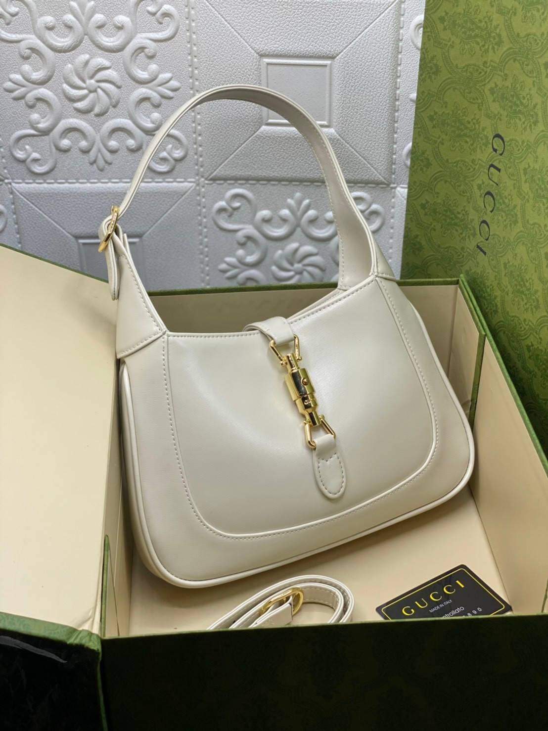 VIP GIFTbag 】หนังแท้ GUCCI Jackie 1961 mini shoulder bag กระเป่ารุ่นฮิตจาก Gucci ต้องบอกเลยว่าสำหรับสาวๆหลายคนนั้น ที่ชื่อชอบ หรือเป็นสาวกกลับแบรนด์อย่าง Gucci ต้องบอกเลยนะว่าสำหรับรุ่นนี้ห้ามพลาดไปทีเดียว บอกว่าได้เป็นตำนานควาวินเทจได้อย่างดี โดยขนาดของต