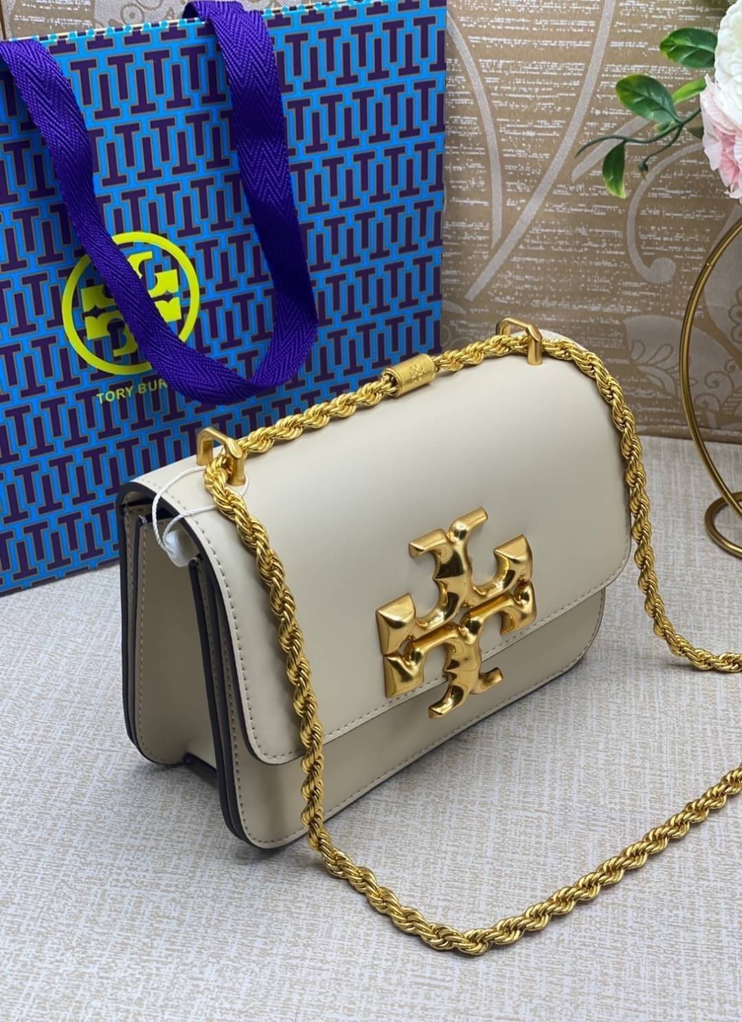 Tory Burch Eleanor Medium Convertible Shoulder Bag / Tory Burch 75003 ฮอตไอเท็ม รุ่นนี้ขายดีขายหมด สวยหรู คุณหนู ผู้ดี!! หายากมากแล้วน้า กระเป๋าสะพายข้าง ดีไซน์อยู่ทรง ขนาดกำลังสะดวกใช้สำหรับสาว เปิด-ปิดด้วยแถบแม่เหล็ก ภายในแบ่งสัดส่วนได้เป็นอย่างดี