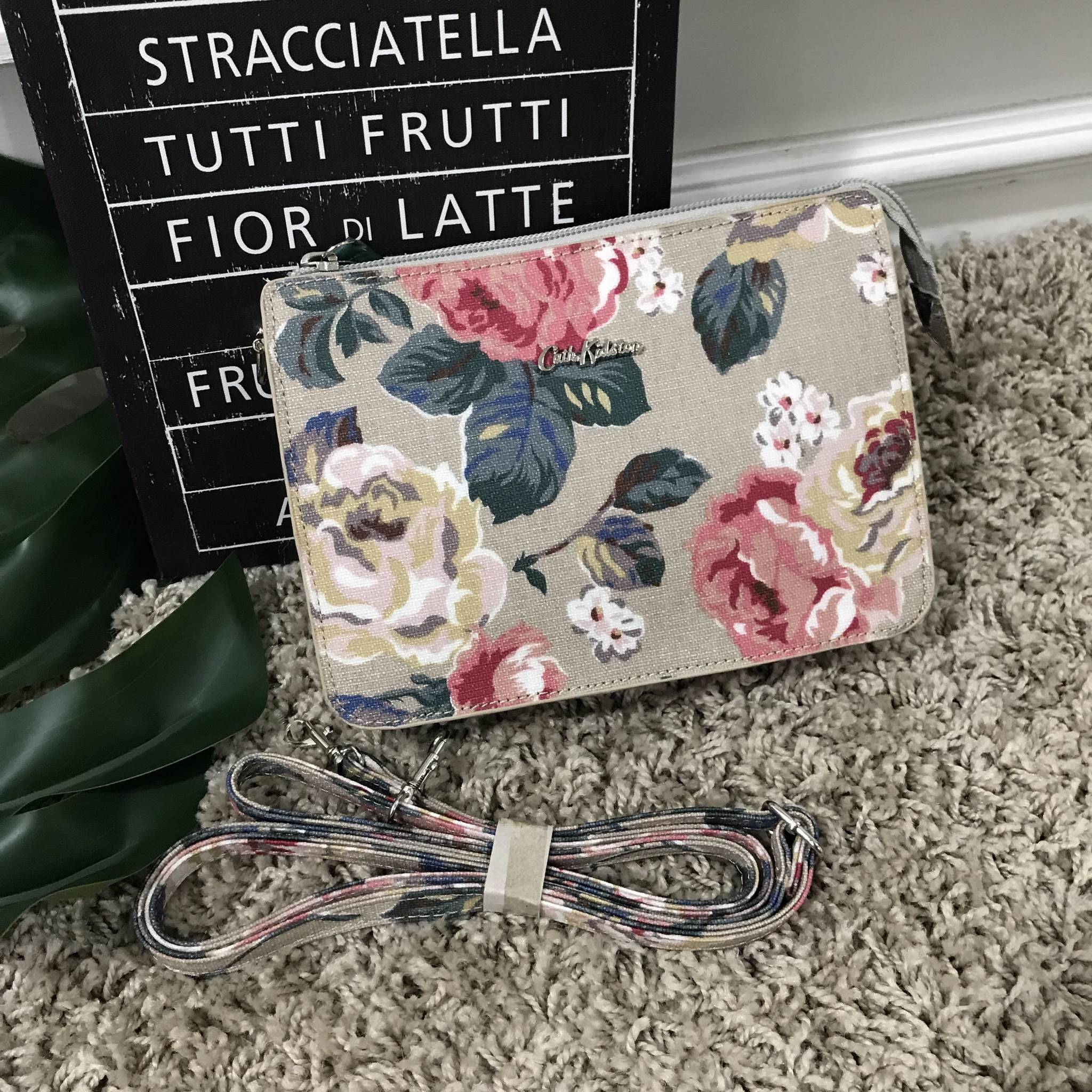 Cath Kidston mini pouch กระเป๋าขนาดน่ารัก ขนาดกะทัดรัดน่าใช้ค่ะ มาพร้อมสายสะพายยาวถอดออกได้ ใบนี้มีสายให้เลือกถึง 3 ลายค่ะ ตามแบบฉบับของ แบรนด์ Cath Kidston ค่ะ ใบนี้ปากกระเป๋ามีซิปค่ะ ด้านในบุผ้าสักหลาด สามารถใส่โทรศัพท์ iphone 7 plus ได้ค่ะ ด้านหลังมีช่