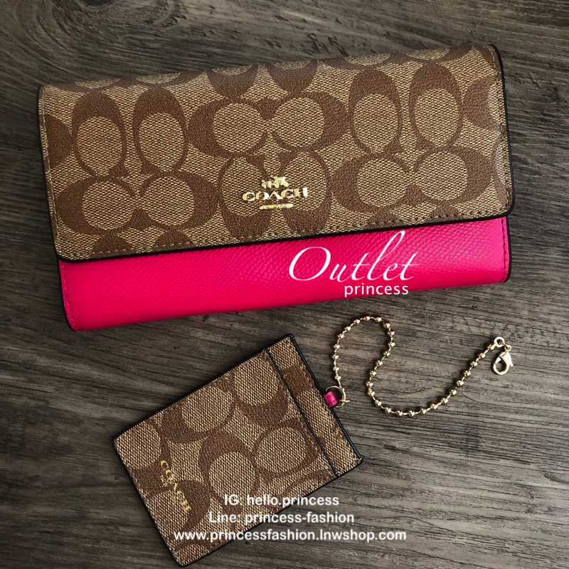 Coach signature ling wallet กระเป๋าสตางค์ใบยาว เปิด - ปิดกระเป๋าแบบกระดุม ภายในมีช่องใส่บัตร ธนบัตร และช่องซิปใส่เหรียญ ด้านหลังมีอีกช่อง 1 ช่อง พร้อมที่ใส่บัตร ถอดแยกใช้ได้ค่ะ