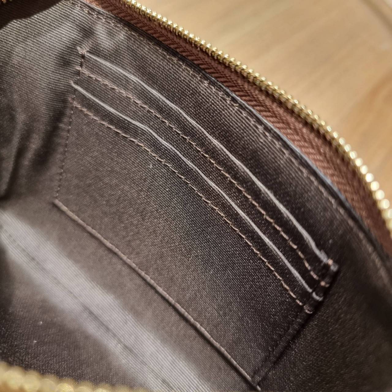 COACH 2972 CORNER ZIP WRISTLET IN SIGNATURE CANVAS WITH BUTTERFLY PRINT มาแล้วจ้า ไอเท็มสุดปัง!! ฮิตไม่เลิก!! พร้อมลวดลายสุดคิ้วท์ น่ารักน่าใช้ขึ้นไปอีก กระเป๋าคล้องมือ ขนาดเหมาะพกพา วัสดุหนังแคนวาส ภายในเป็นช่องโล่ง ใส่ธนบัตร หรือใส่บัตร ใส่เหรียญ ได้หมด