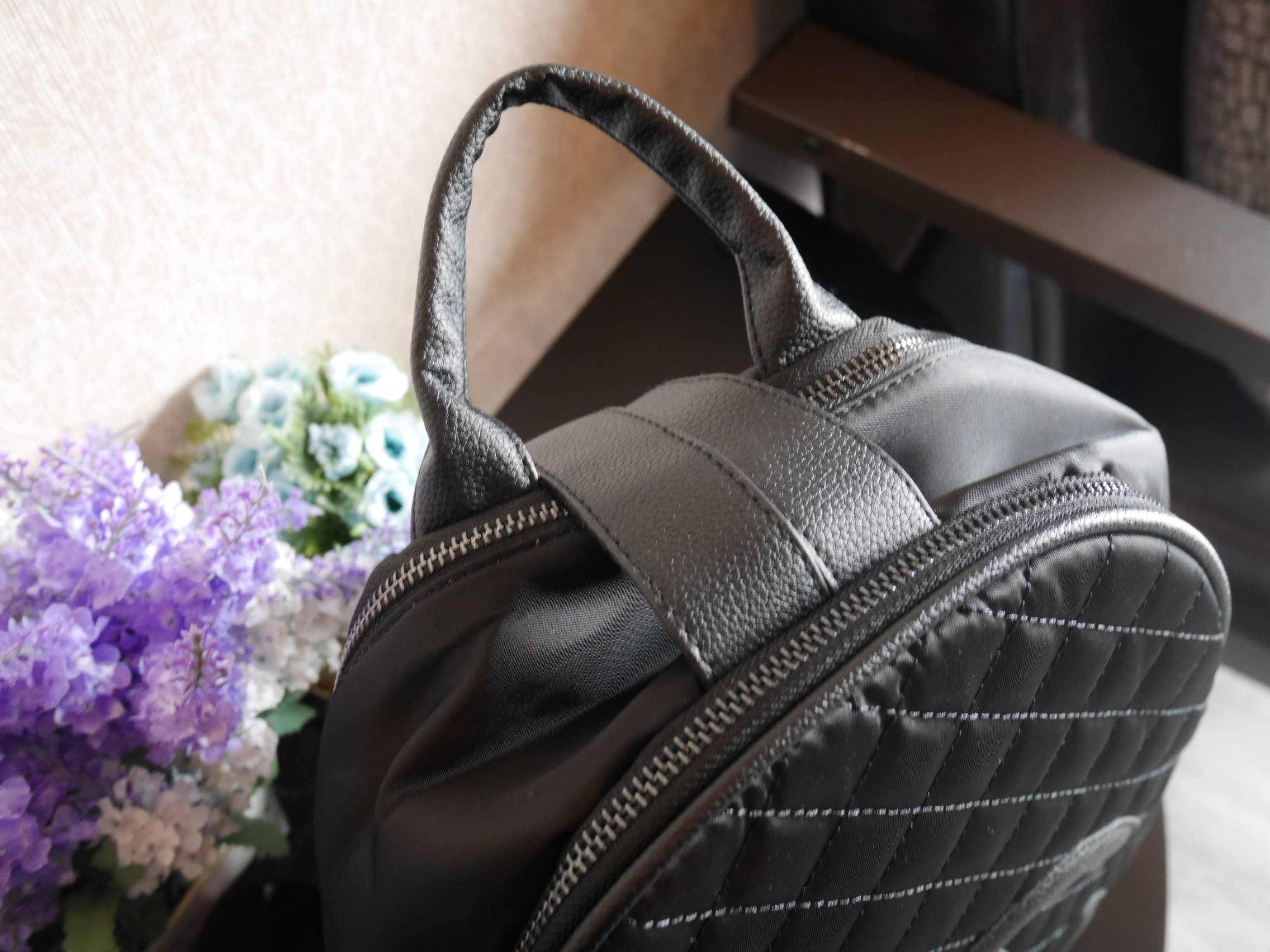 มากี่รอบๆก็หมดไวค้า♡ กระเป๋าเป้ทรงน่ารักจากงาน Premium gift สุดหรู แบรนด์ชาแนล โดดเด่นด้วย รูปทรงน่ารัก ขนาด size M กำลังดี หนังนิ่มม้ากกกก ด้านหน้าปั้มแบรนด์ด้วยหนัง PU ด้านในเปิดด้วยซิปโซ่ CC มีช่องใส่ของแบ่งเป็น 2 ช่องใหญ่ บุผ้า nylon ปั้มตรา fa