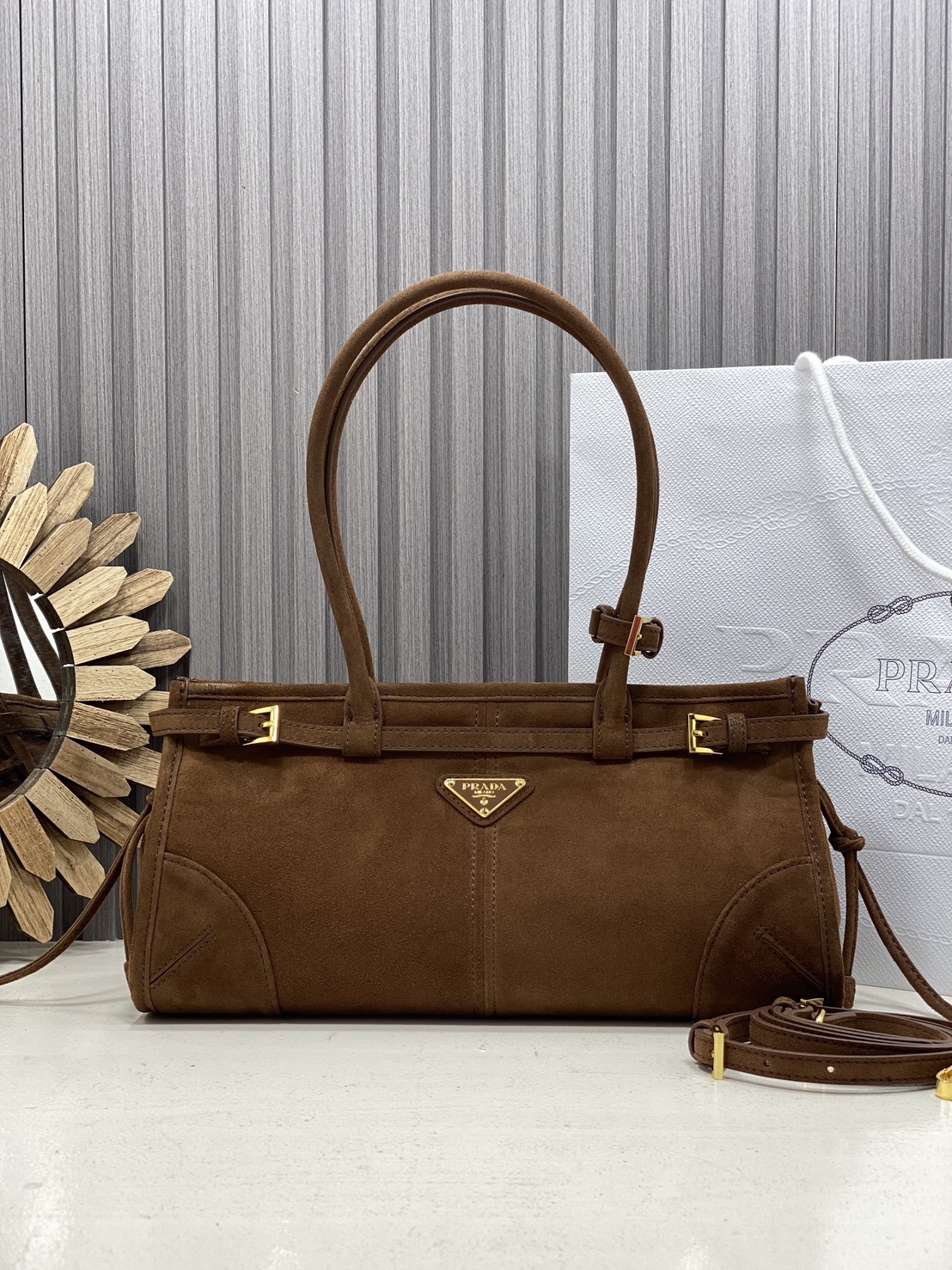 ORI หนังแท้ | Prada Bonnie medium leather handbag 32cm กระเป๋าสะพายทรงโท้ท โดดเด่นด้วยดีไซน์ที่เน้นความประณีตแต่ใช้งานได้จริง หนังเนื้อนุ่มเคลือบเงา เน้นย้ำเสน่ห์อันทันสมัยและใช้งานได้หลากหลาย