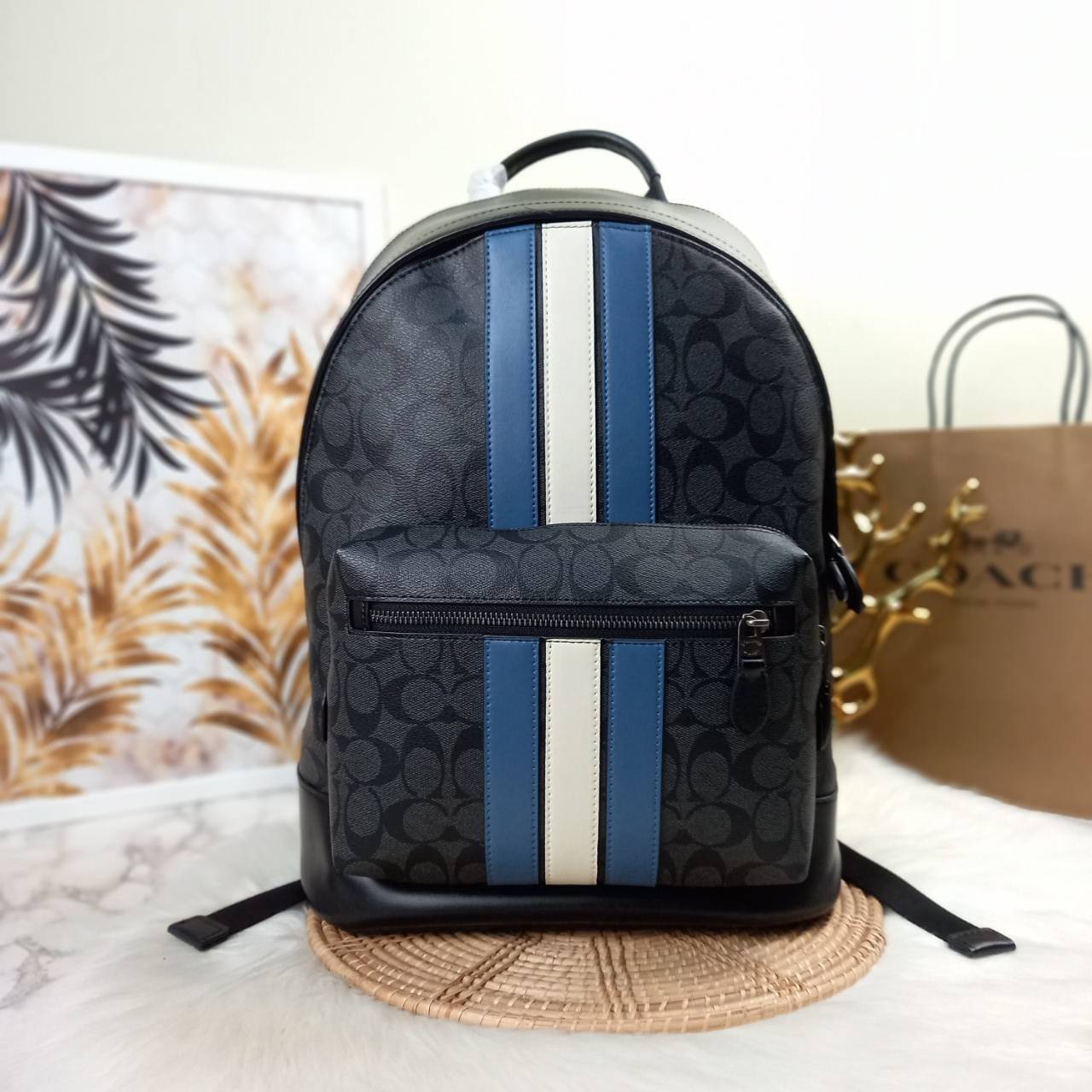 COACH WEST BACKPACK IN SIGNATURE CANVAS WITH VARSITY STRIPE (COACH 3001)😎กระเป๋าเป้ กระเป๋าสะพาย รุ่นหายาก ที่มีมาไม่บ่อย// วัสดุแคนวาส ผสมหนังแท้ หนังนิ่ม ทรงสวย จุของได้เยอะ ลาย SIGNATURE โดดเด่น ดูดีม๊าก!!// มีช่องหลัก แยกเป็น 2 ช่อง สามารถแยกเ