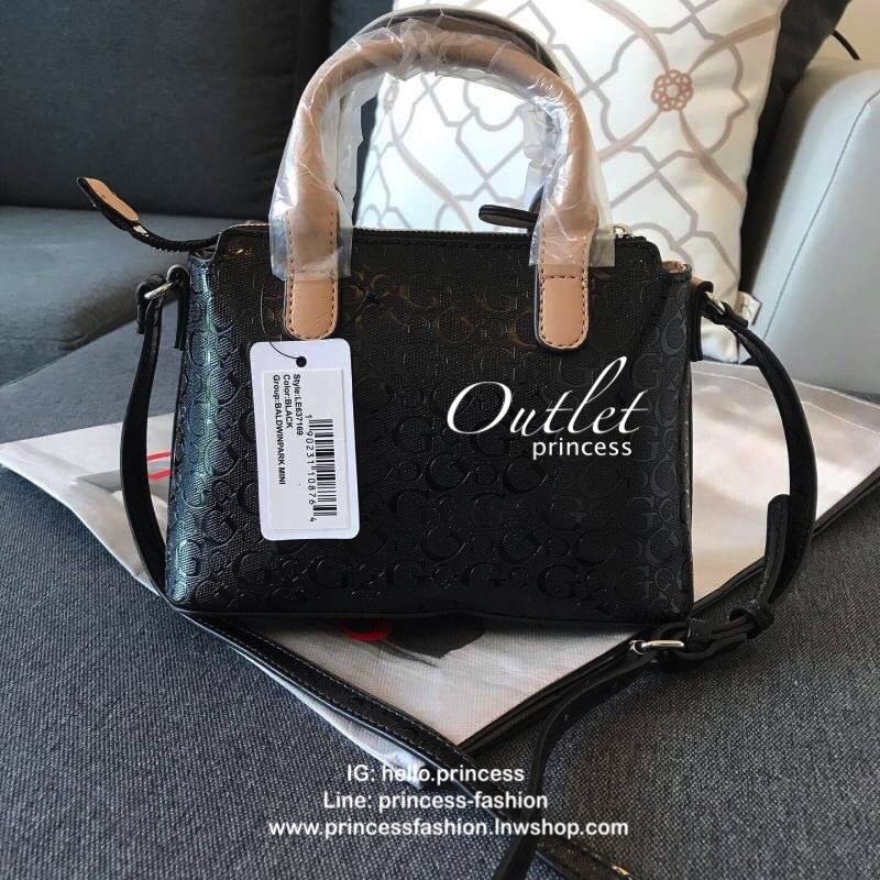 GUESS BALDWINPARK MINI BAG กระเป๋าถือหรือสะพาย วัสดุ Saffiano PU คุณภาพดี นิ่ม น้ำหนักเบา ด้านหน้าประดับด้วยโลโก้แบรนด์สวยหรู ตัวกระเป๋าลาย G ทั้งใบ เปิดปิดกระเป๋าด้วยซิปสะดวกใช้ ด้านในโล่งกว้างมีช่องสำหรับใส่ของหลายช่อง ใส่กระเป๋าสตางค์ใบกลางได้ ใส่Iphon