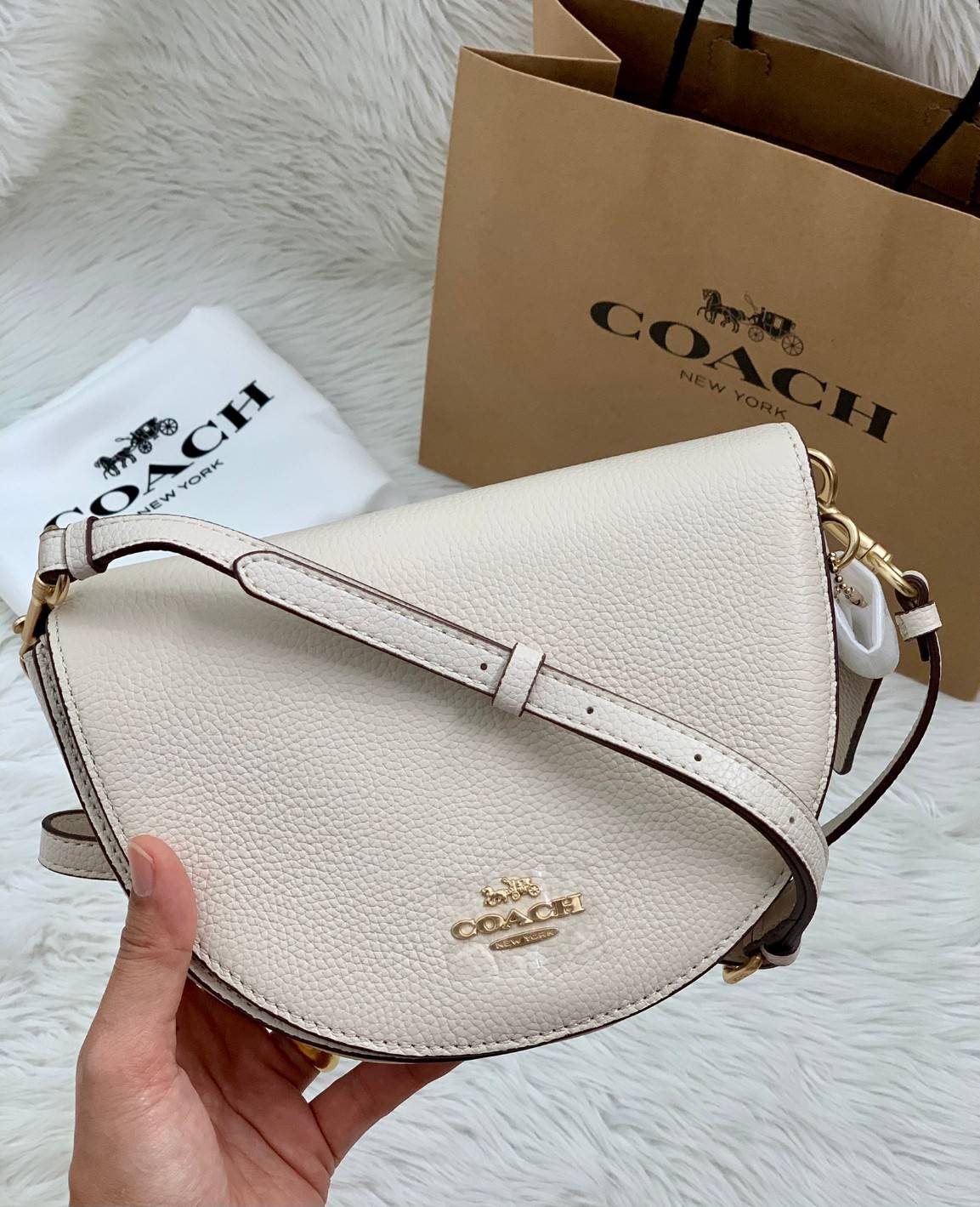 พร้อมส่งที่ไทยครบทั้ง6สีค่ะ 😘 Coach Ellen Crossbody In Signature ((C1432)) กระเป๋าทรงฮาฟมูนรูปทรงคลาสสิก ออกแบบให้มีลักษณะโค้งมน ไม่ดูเป็นทรงแข็งจนเกินไป ดีไซน์และสีของกระเป๋ายังเรียบง่าย เข้าได้กับทุกชุด สะพายครอสบอดี้ร์//สะพายข้าง หรือถือแบบคลัท