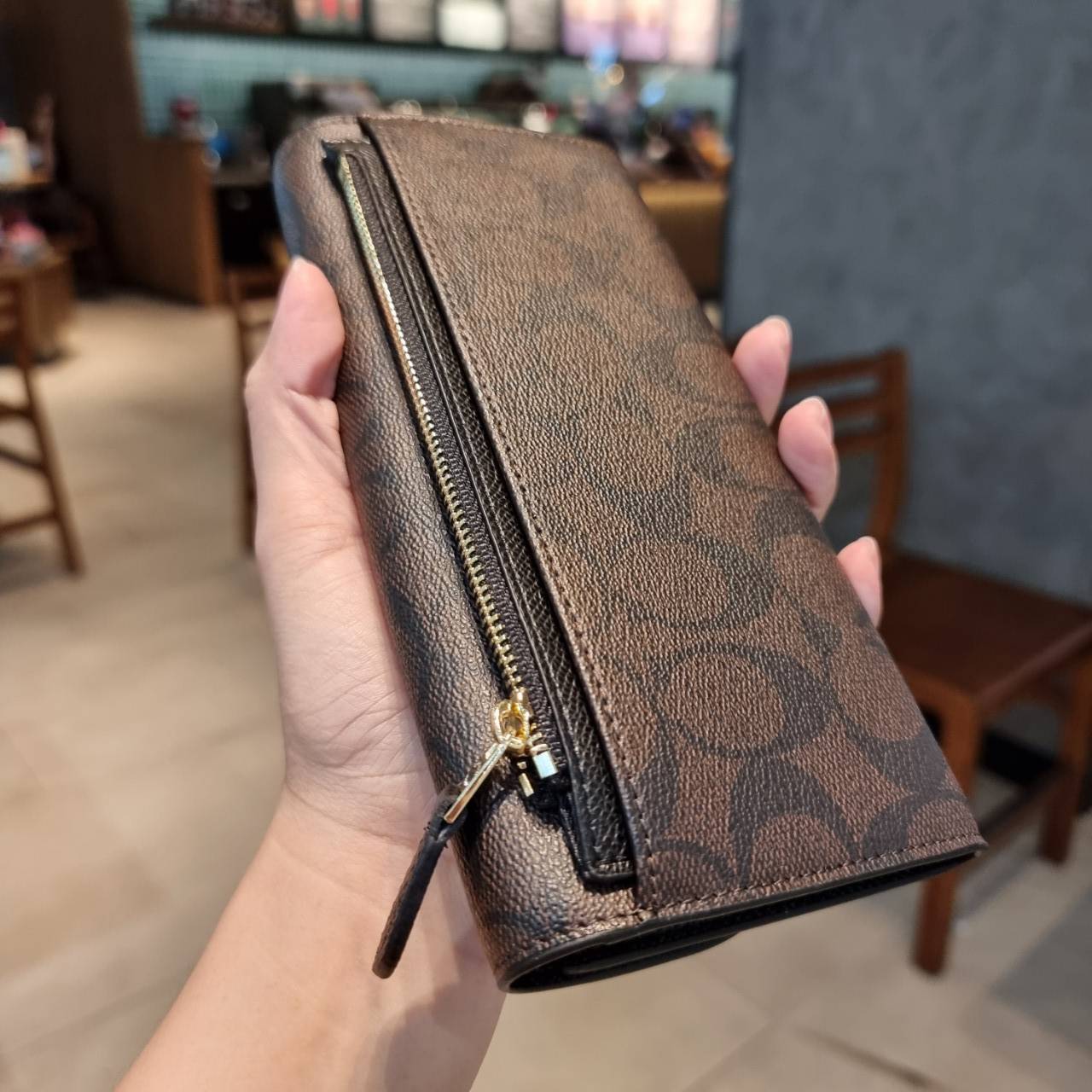 COACH F52601 POP SLIM ENVELOPE WALLET IN SIGNATURE รุ่นขายดี ขายหมด!! รุ่นหายาก!! เติมสต็อคจ้า!! กระเป๋าสตางค์รุ่นฝาพับ ดีไซน์เรียบหรู คลาสสิค ใช้งานง่ายและสะดวกมากๆ ด้วยซองซิปที่เสียบด้านหลัง ถอดแยกออกมาใช้ได้ หรือเอาออก พกกระเป๋าเดี่ยวๆก็ได้ ถือใบนี้ดูไ