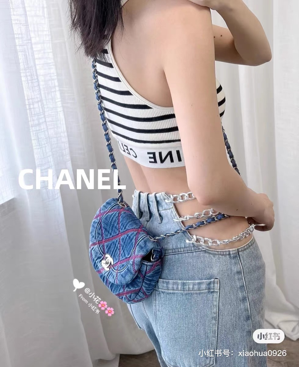 CHANEL 2022 COCO BEACH Denim Saddle bag / CHANEL Mini Flap Bag Denim Pearl Silver งานเดนิมน่ารักๆแบบเท่ๆ ไปเลยค่า พร้อมส่งที่ไทย จำนวนจำกัด สินค้าต้องมีติดตัวเลยค่าา! กระเป๋าคล้องไหล่หรือสามารถสะพายแบบครอสบอดี้ร์ได้ วัสดุเดนิมทั้งใบ สายสะพายแบบโซ่สวยงาม ข