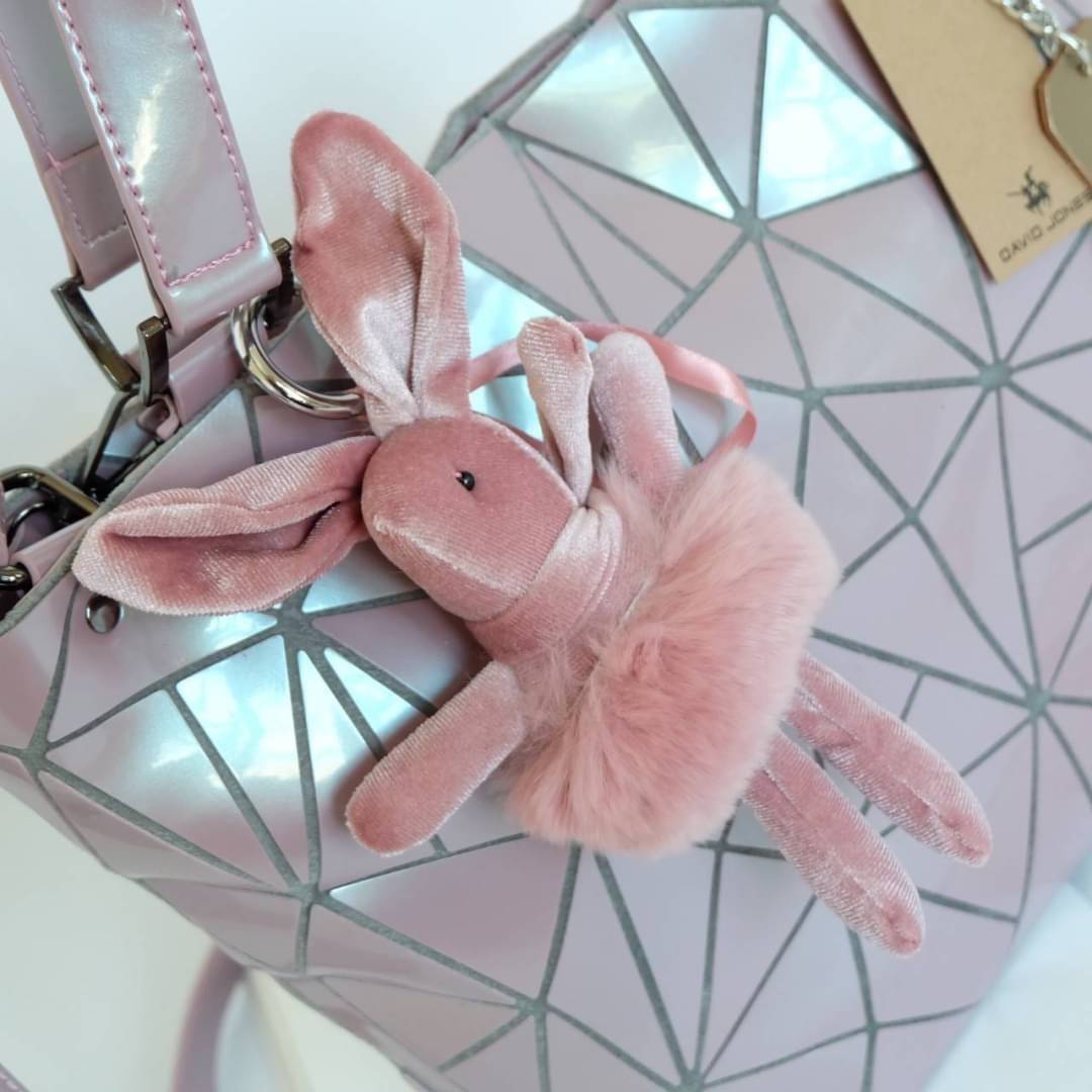 David Jones กระเป๋าสะพายข้างดีไซน์เกร๋มาก สีสวยหรูมาก ขนาดกะลังดีเลย ปรับทรงได้ 2 แบบ น่ารักมาก สี Rose pearl สวยที่สุด มาพร้อมกระต่ายเข้า set เลิศคะ