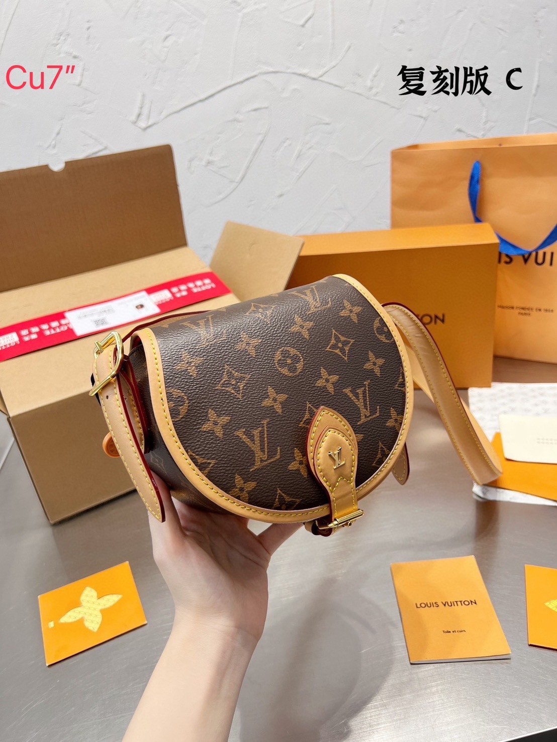 LV Tambourine Monogram Canvas Bag กระเป๋าสะพายทรงสวย ใบเล็กน่ารัก ดีไซน์คลาสสิค วัสดุหนังแคนวาส เปิด-ปิดกระเป๋าด้วยอะไหล่สายคาด สายสะพายในตัว ปรับได้