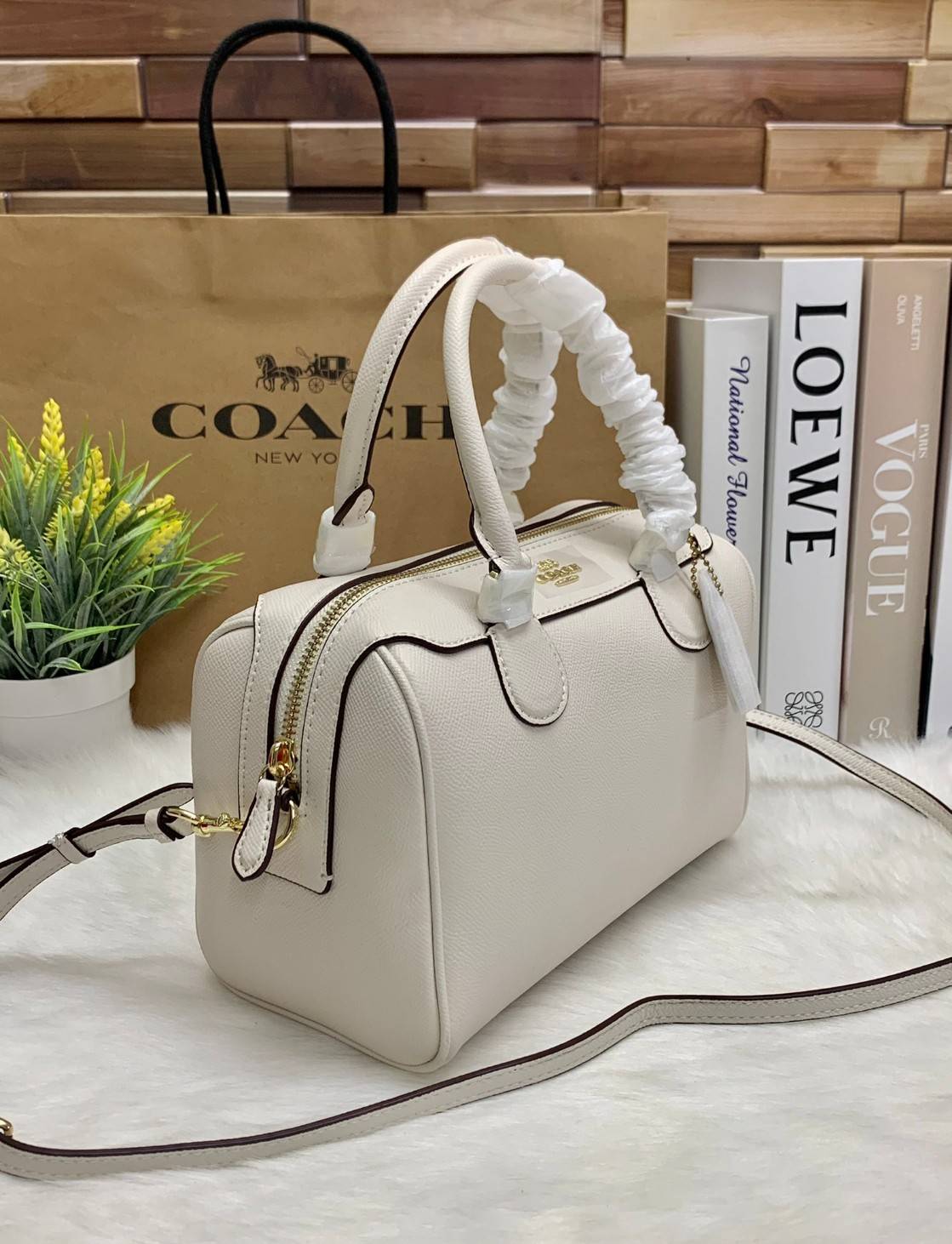 รุ่นอะไหล่ทองเข้าแล้วจ้าา ห้ามพลาดค่ะ Coach Bennett Boston Bag in Crossgrain Leather ((32202)) พร้อมส่ง รุ่นที่สาวๆหลายๆคนถามถึงกันค่า! กระเป๋าทรงหมอน หนังแท้ ลายหนังสวยมากค่ะ ไม่ว่ายุคไหนๆก็สวย ดูดี ทรงฮิตในตำนานค่ะ ✔️อะไหล่ทองหรูสวย เปิดปิดกระเป๋