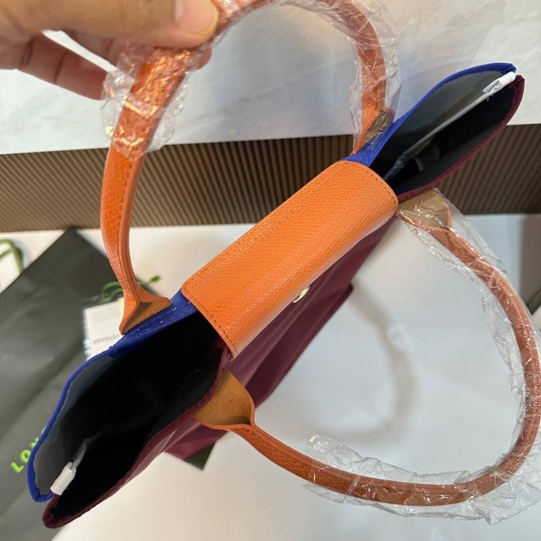 LONGCHAMP LE PLIAGE RE-PLAY TOP HANDLE BAG สินค้ารุ่นลิมิเต็ด collection สุดปัง ซื้อใบเดียวเหมือนได้2 ใบ กระเป๋าสะพายแนวตั้งที่กว้างขวาง มีเอกลักษณ์เฉพาะตัวแต่มีดีไซน์ที่น่าดึงดูด